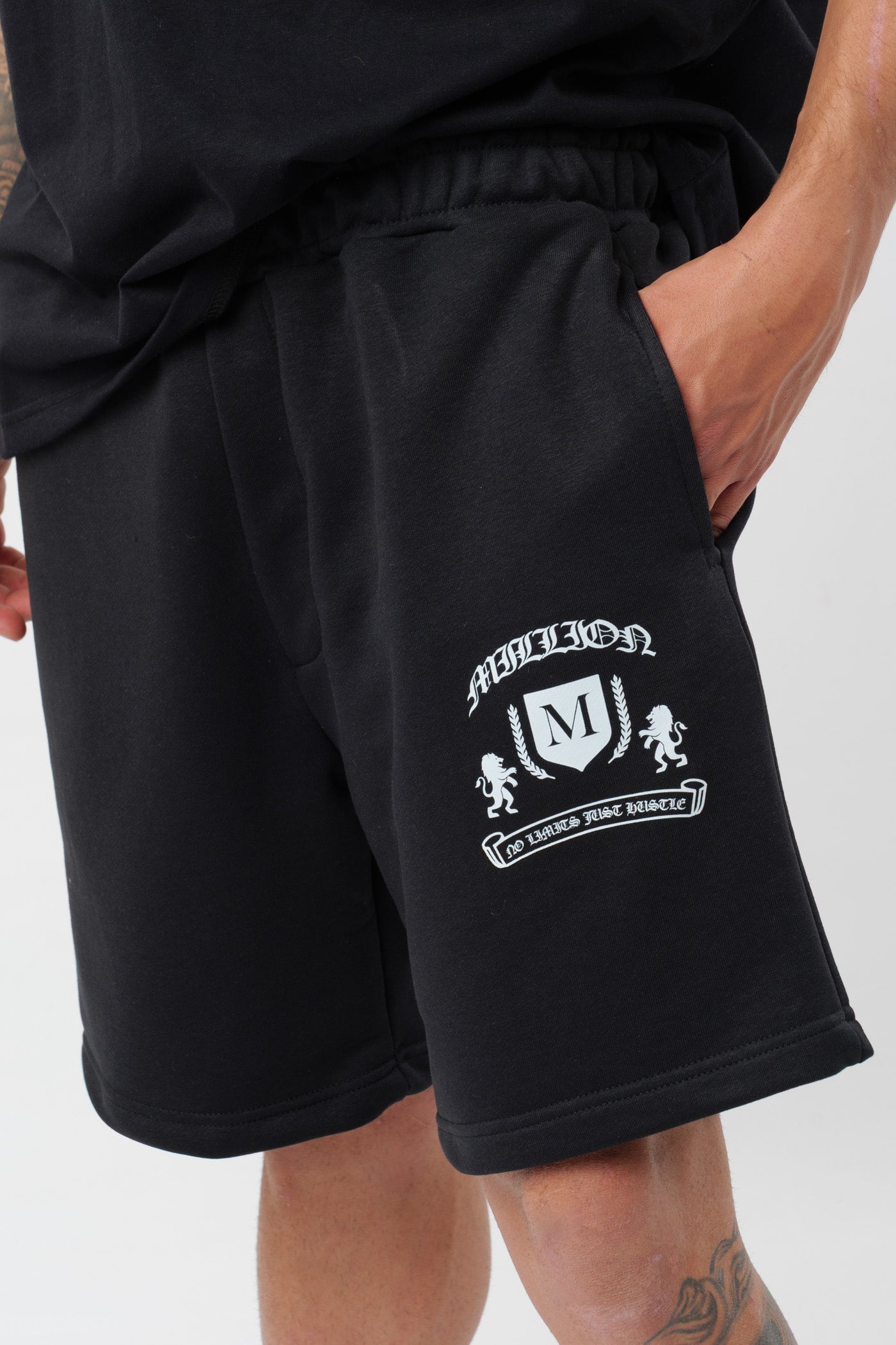 Schwarzes T-Shirt mit schwarzem Logo