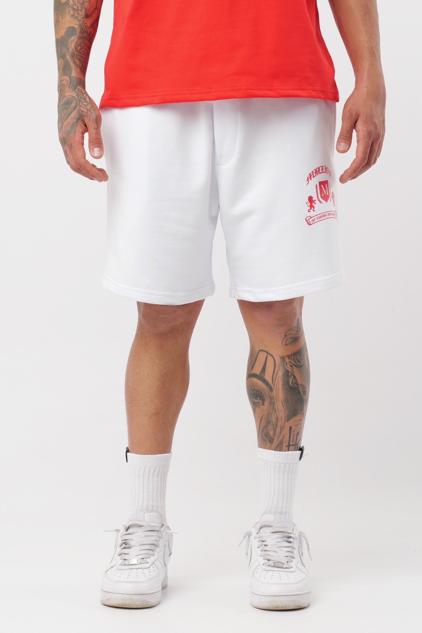 Schwarzes T-Shirt mit schwarzem Logo