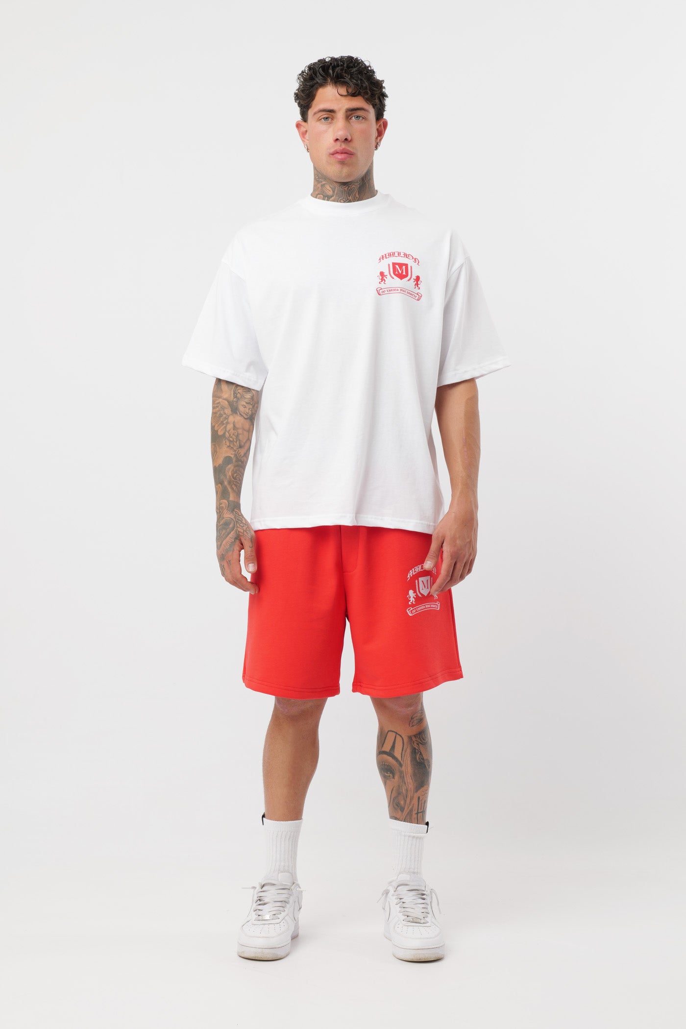 Schwarzes T-Shirt mit schwarzem Logo
