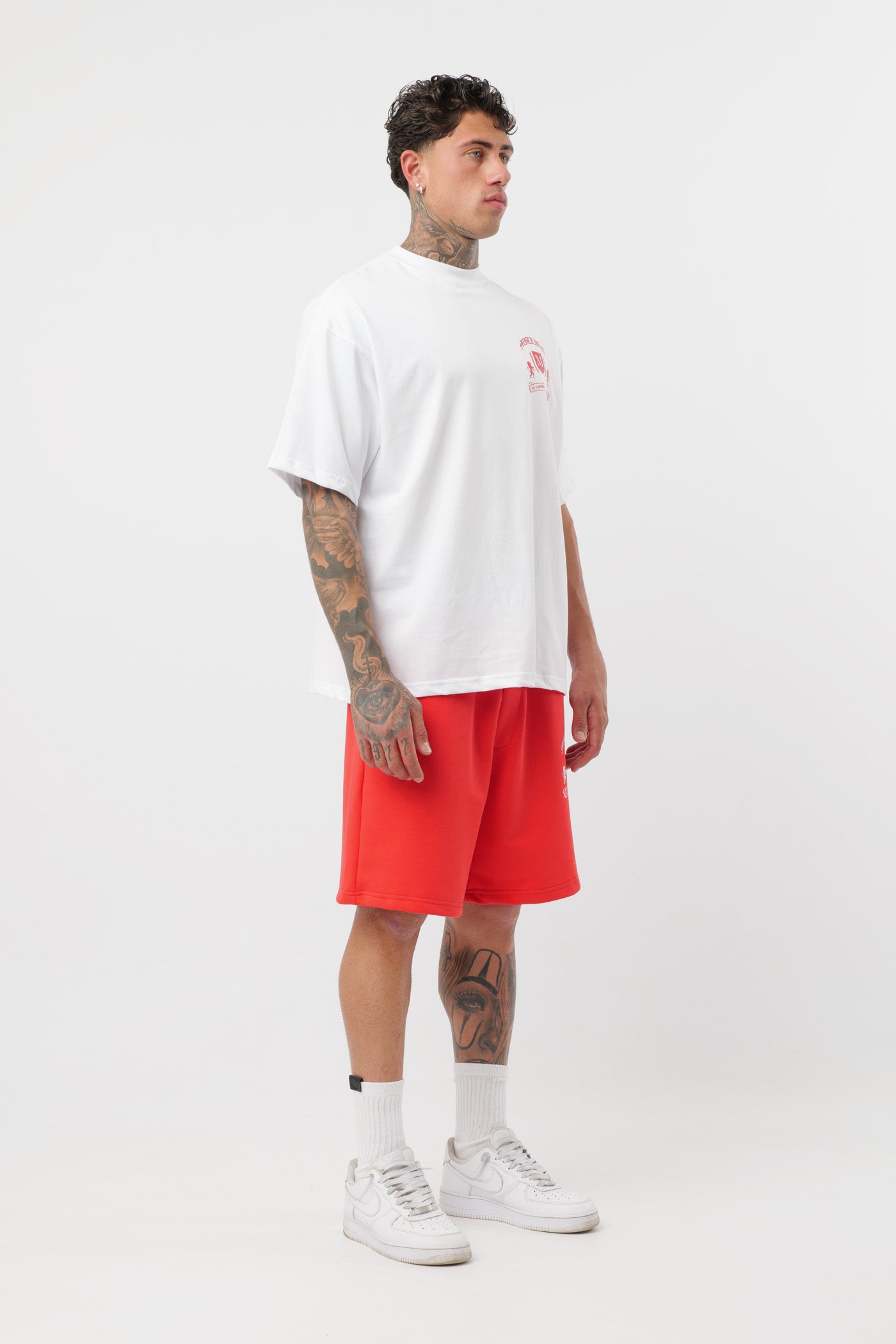 Schwarzes T-Shirt mit schwarzem Logo