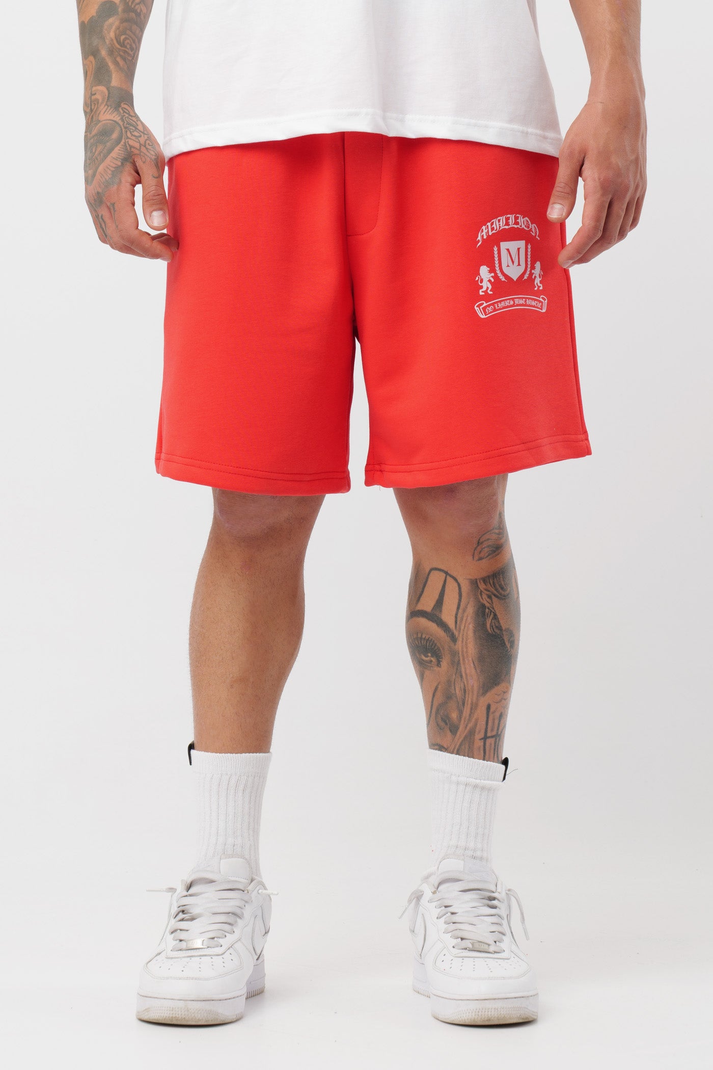 Schwarzes T-Shirt mit schwarzem Logo
