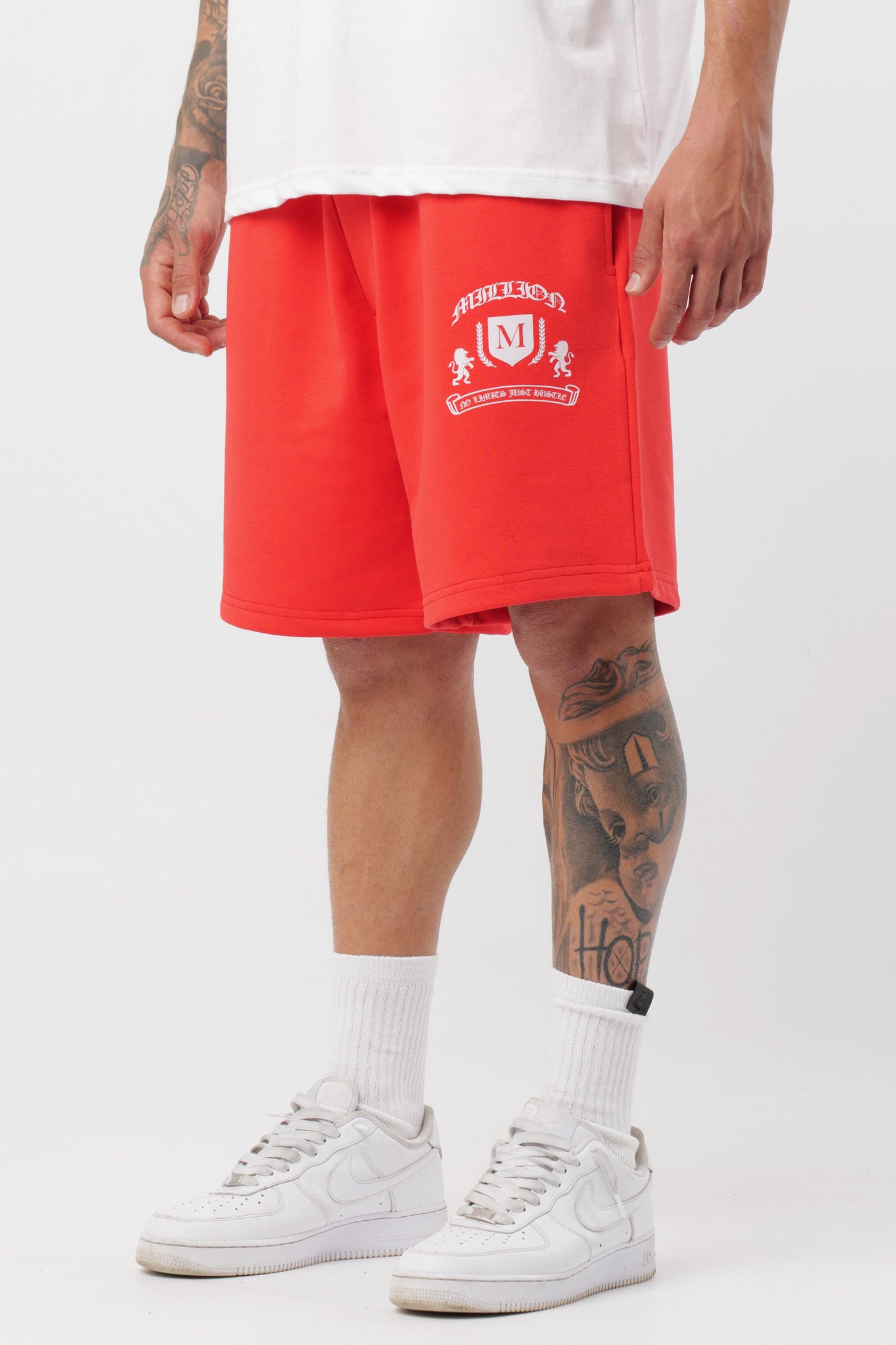 Schwarzes T-Shirt mit schwarzem Logo