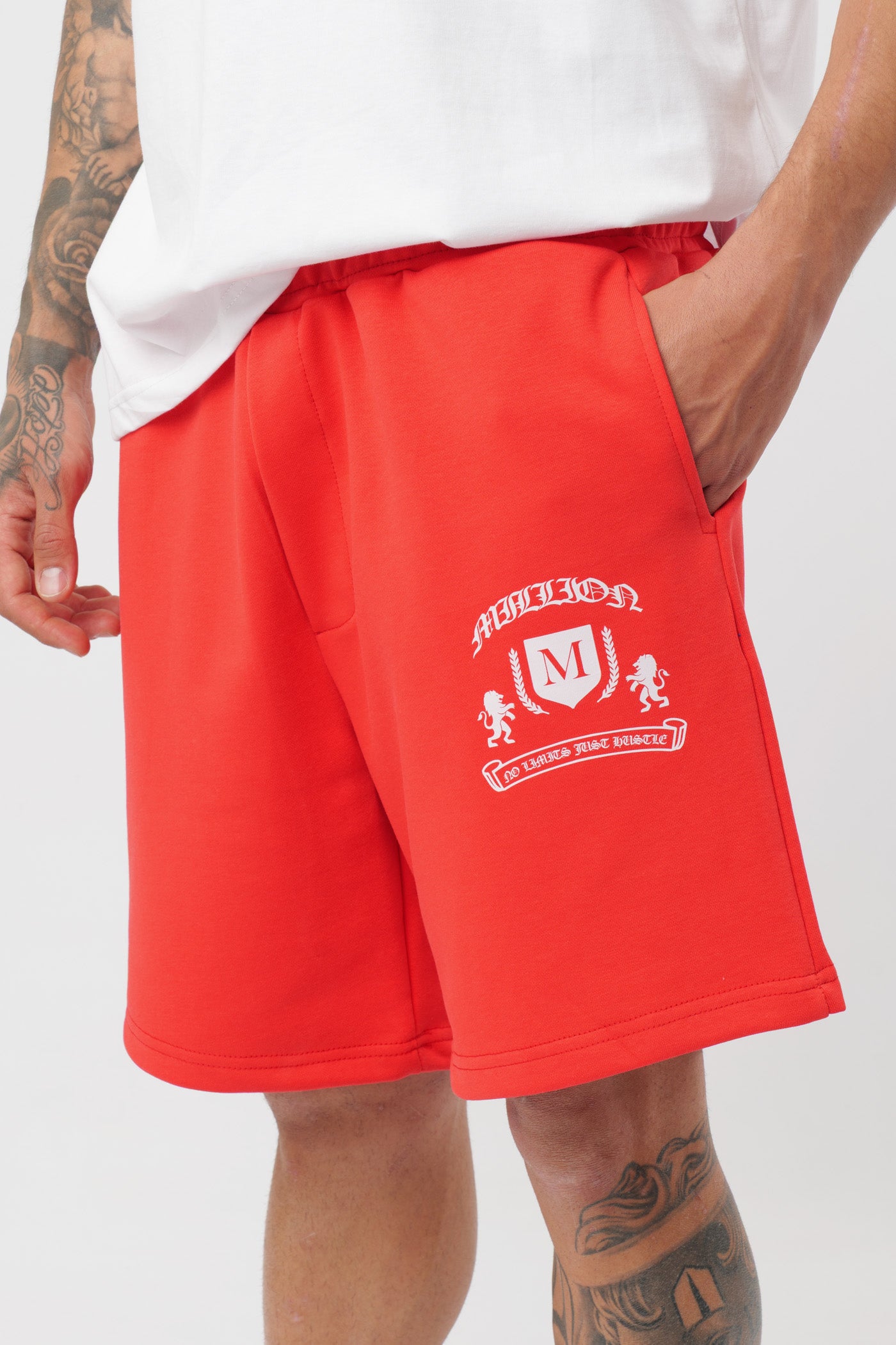 Schwarzes T-Shirt mit schwarzem Logo