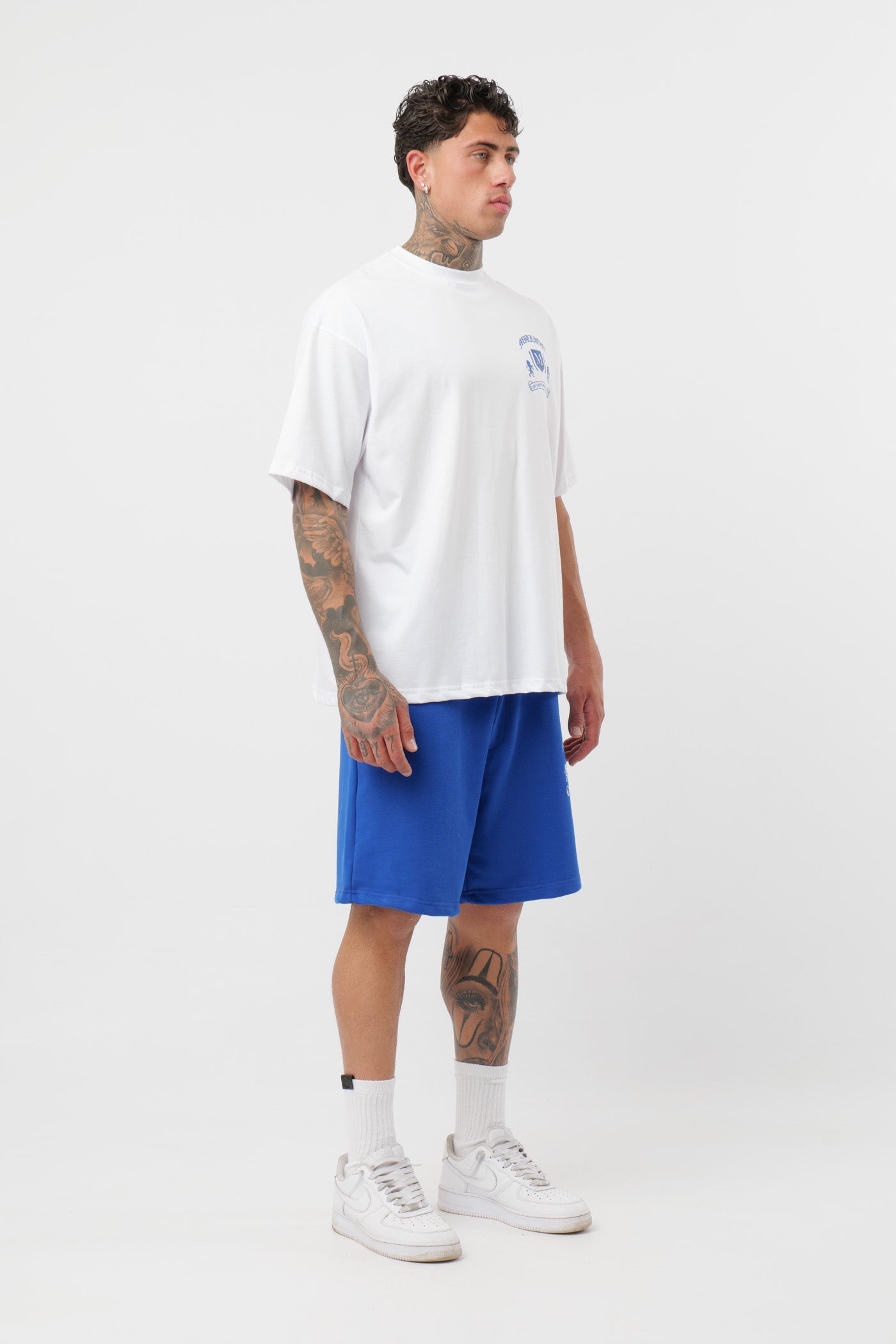 Schwarzes T-Shirt mit schwarzem Logo