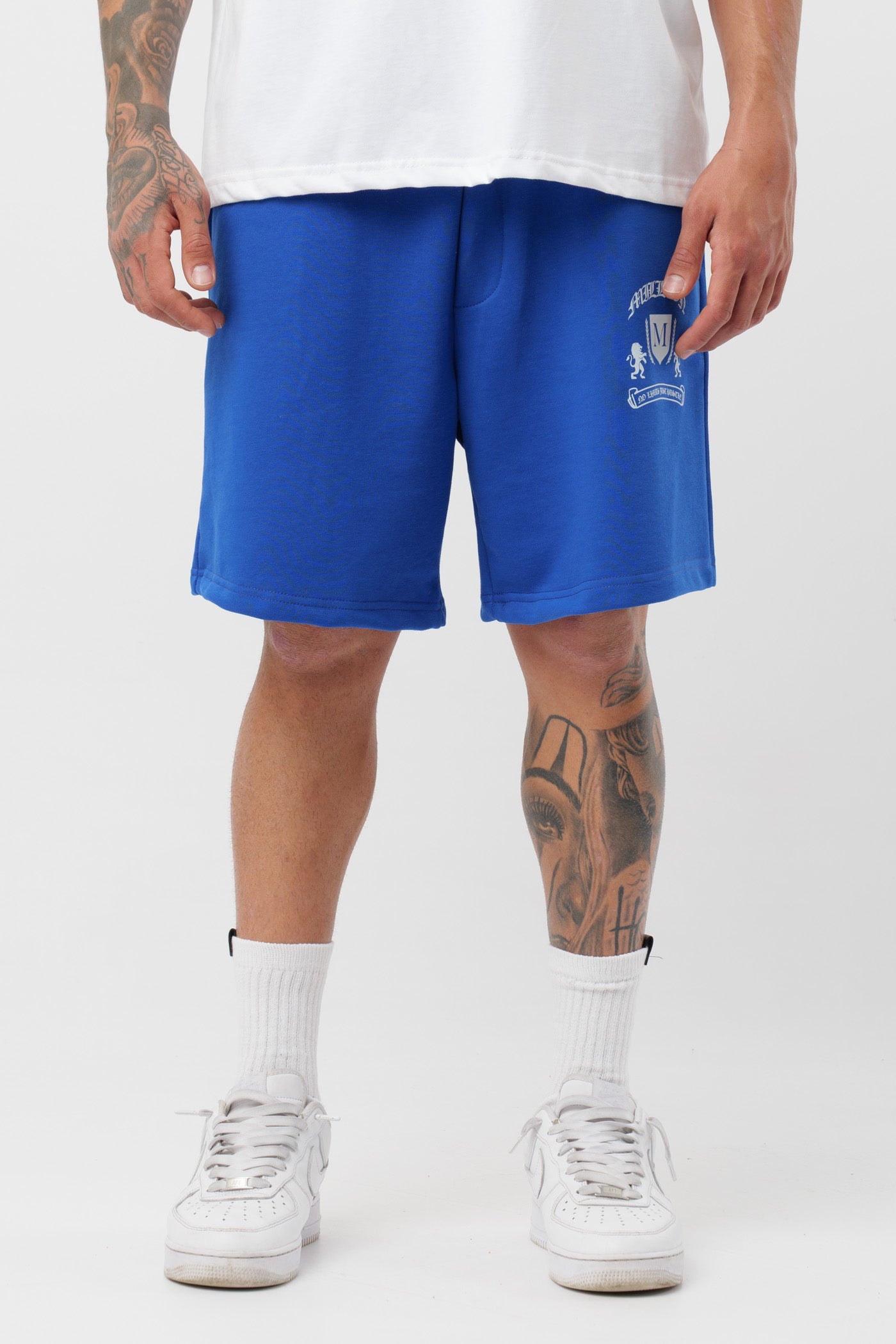 Schwarzes T-Shirt mit schwarzem Logo