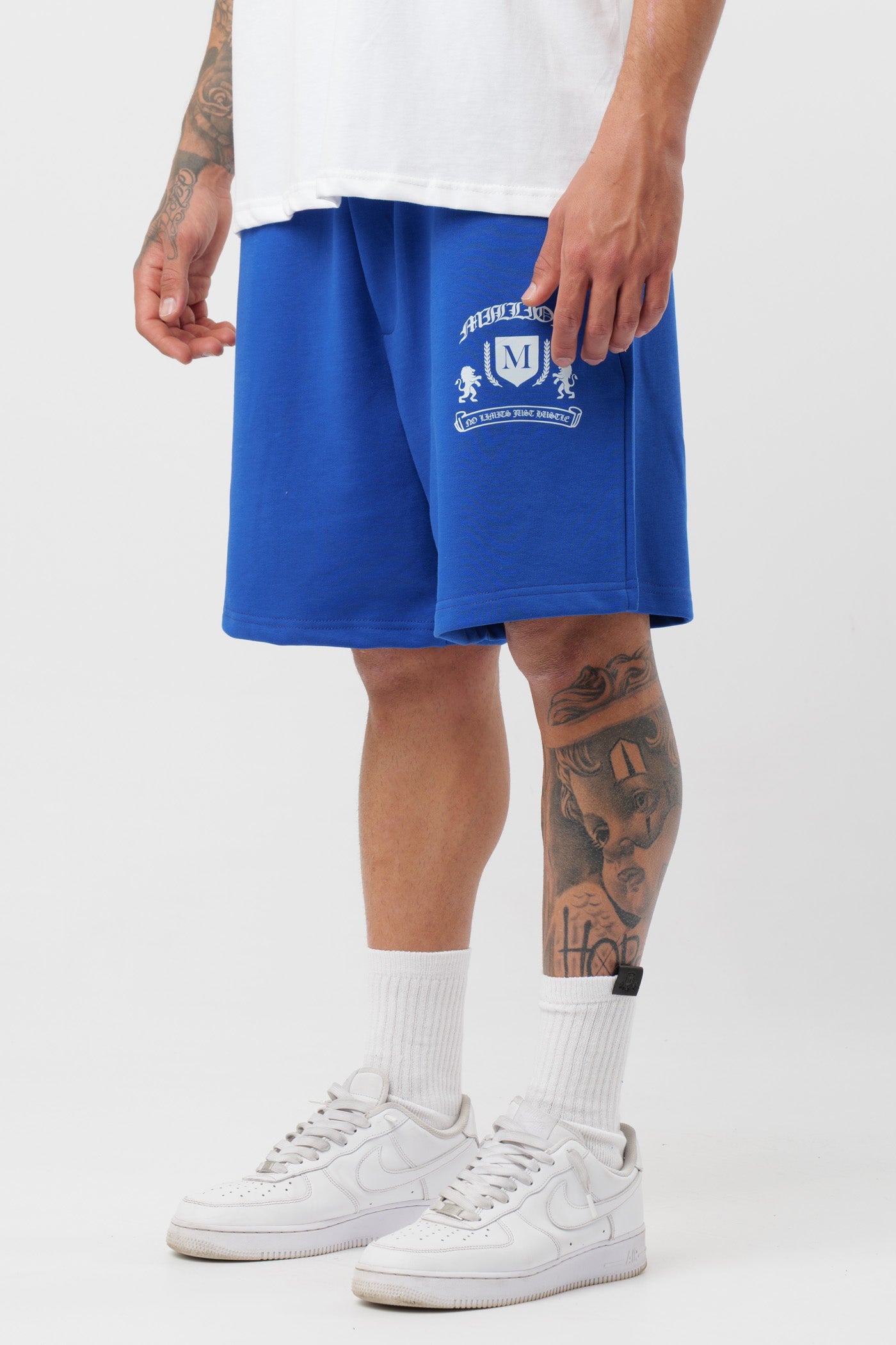 Schwarzes T-Shirt mit schwarzem Logo