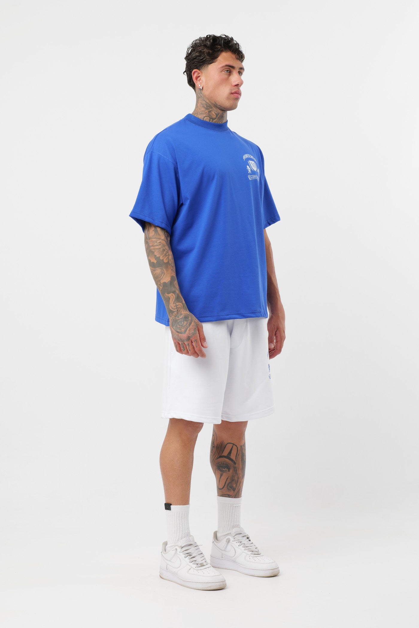 Schwarzes T-Shirt mit schwarzem Logo