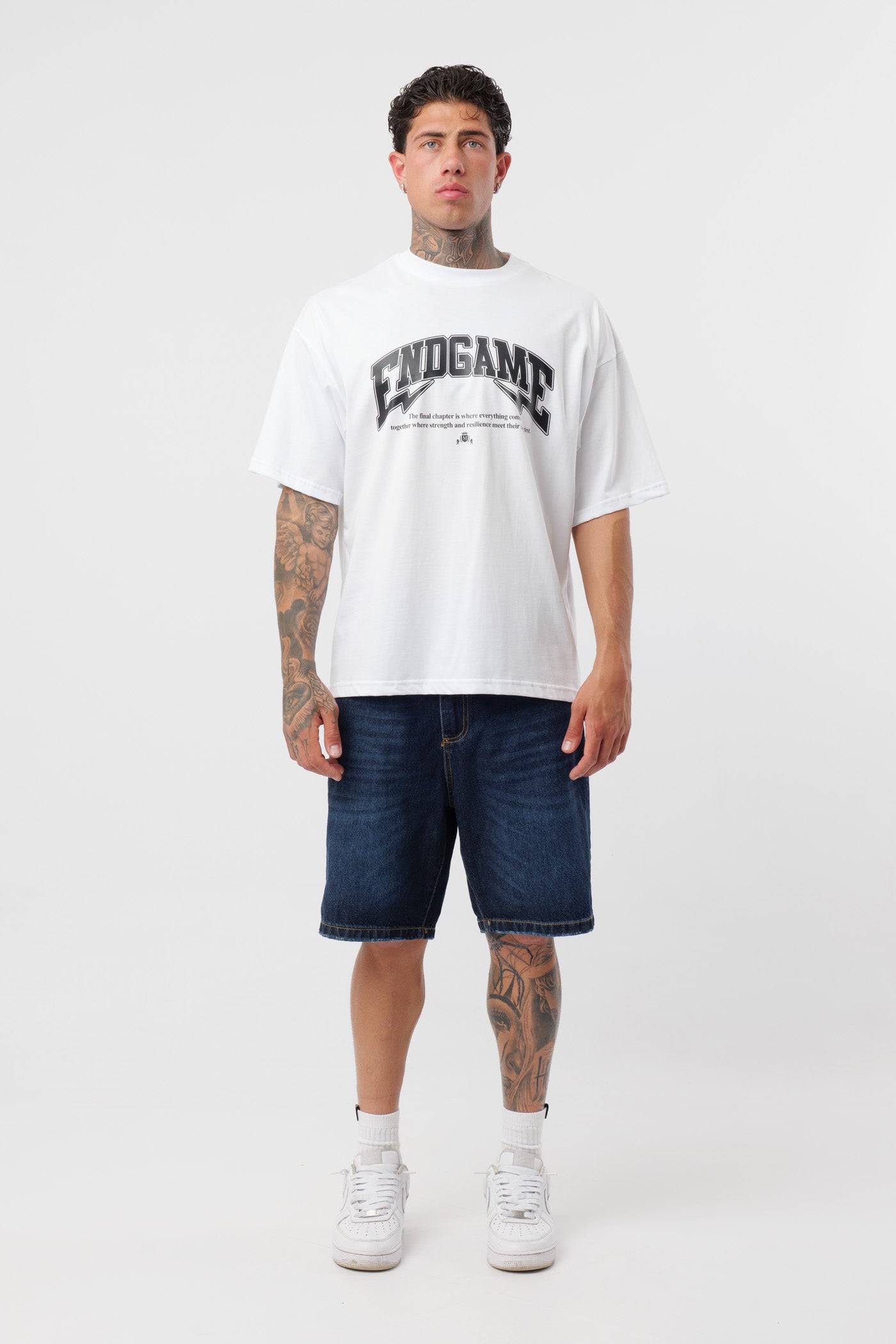 Schwarzes T-Shirt mit schwarzem Logo