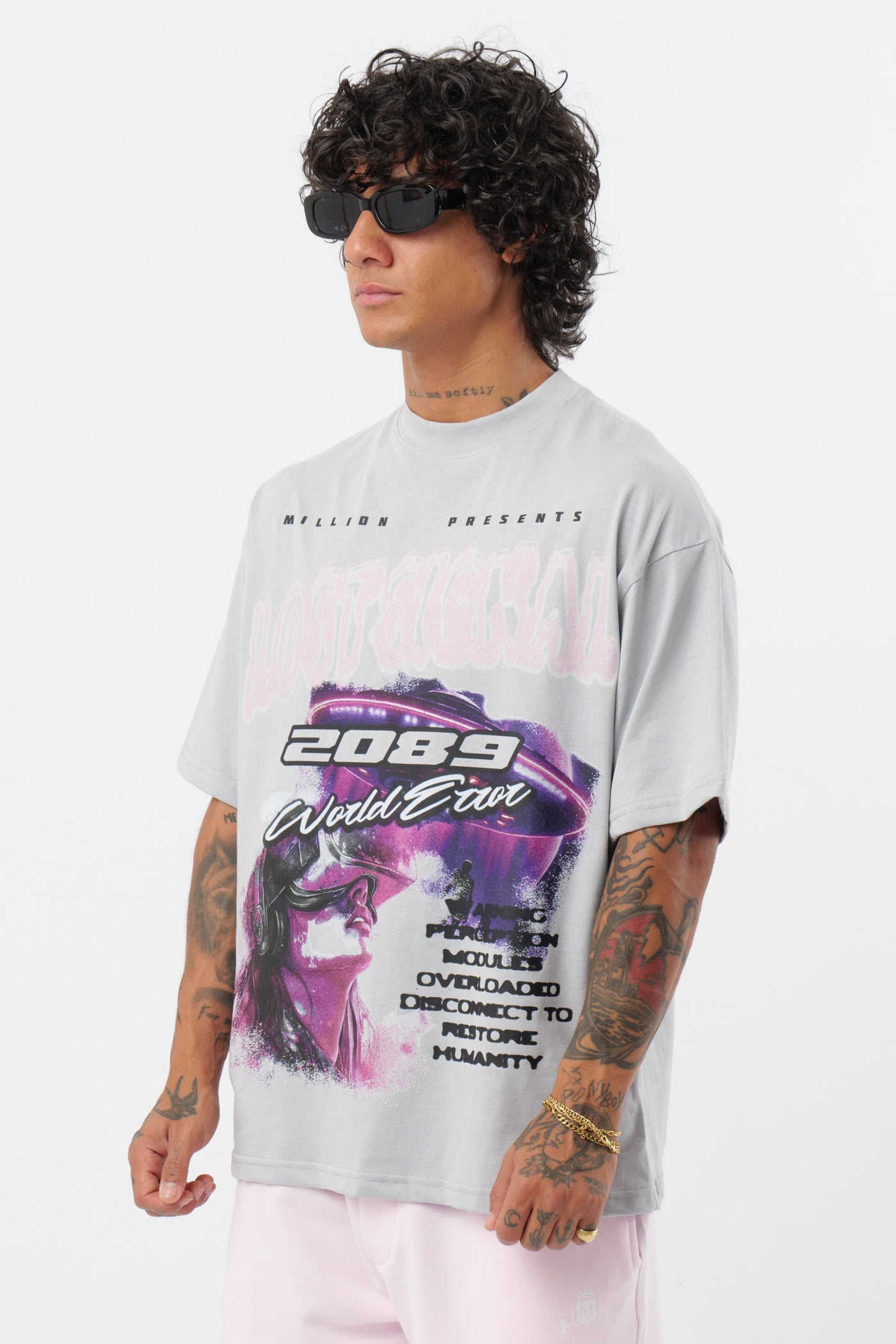 Weißes T-Shirt mit schwarzem Logo