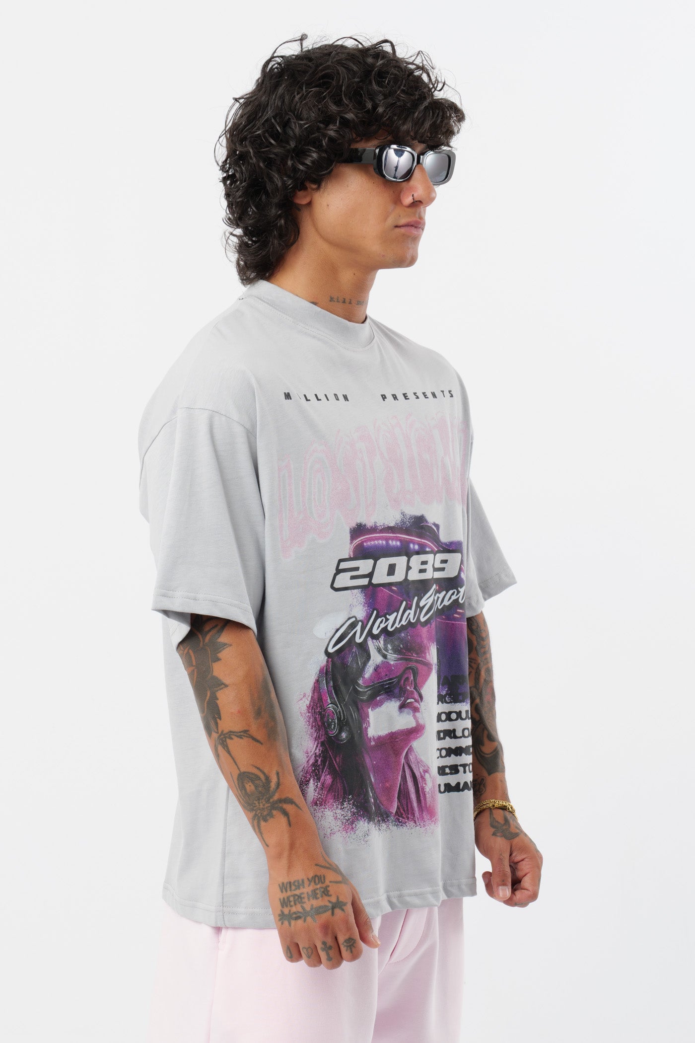 Weißes T-Shirt mit schwarzem Logo