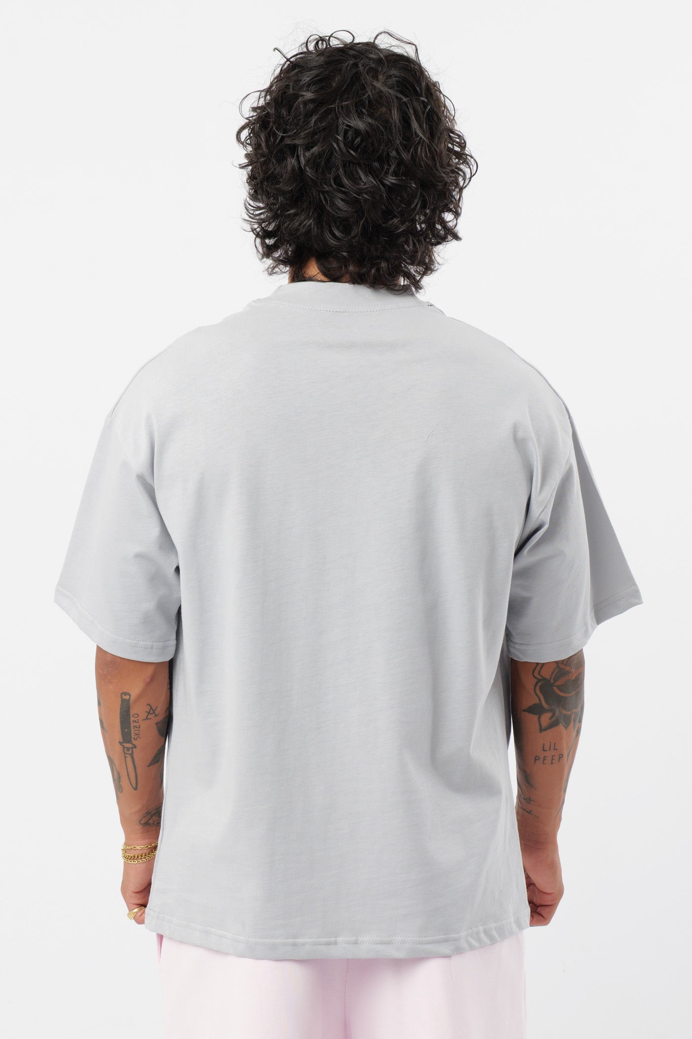 Weißes T-Shirt mit schwarzem Logo