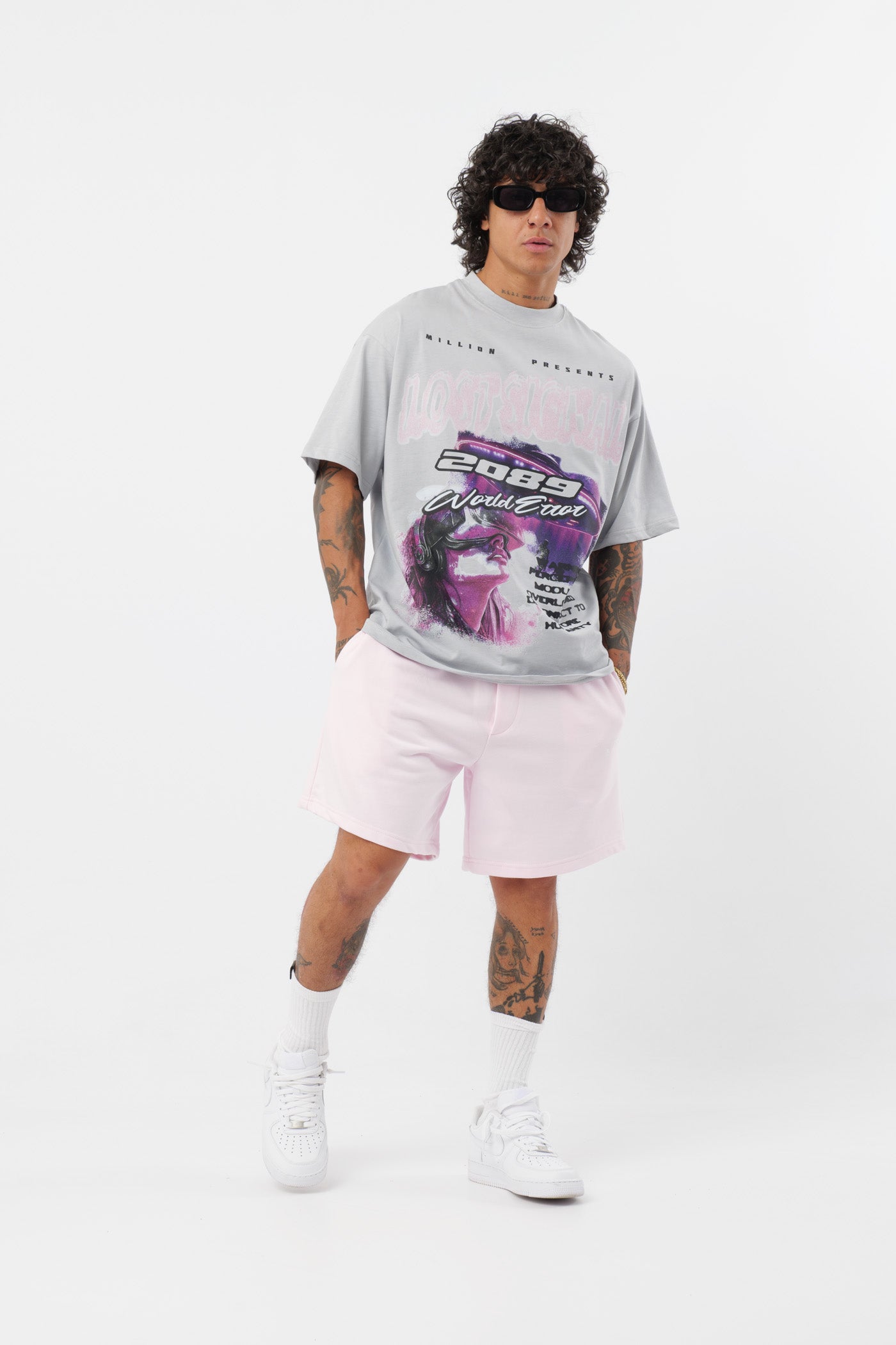 Weißes T-Shirt mit schwarzem Logo