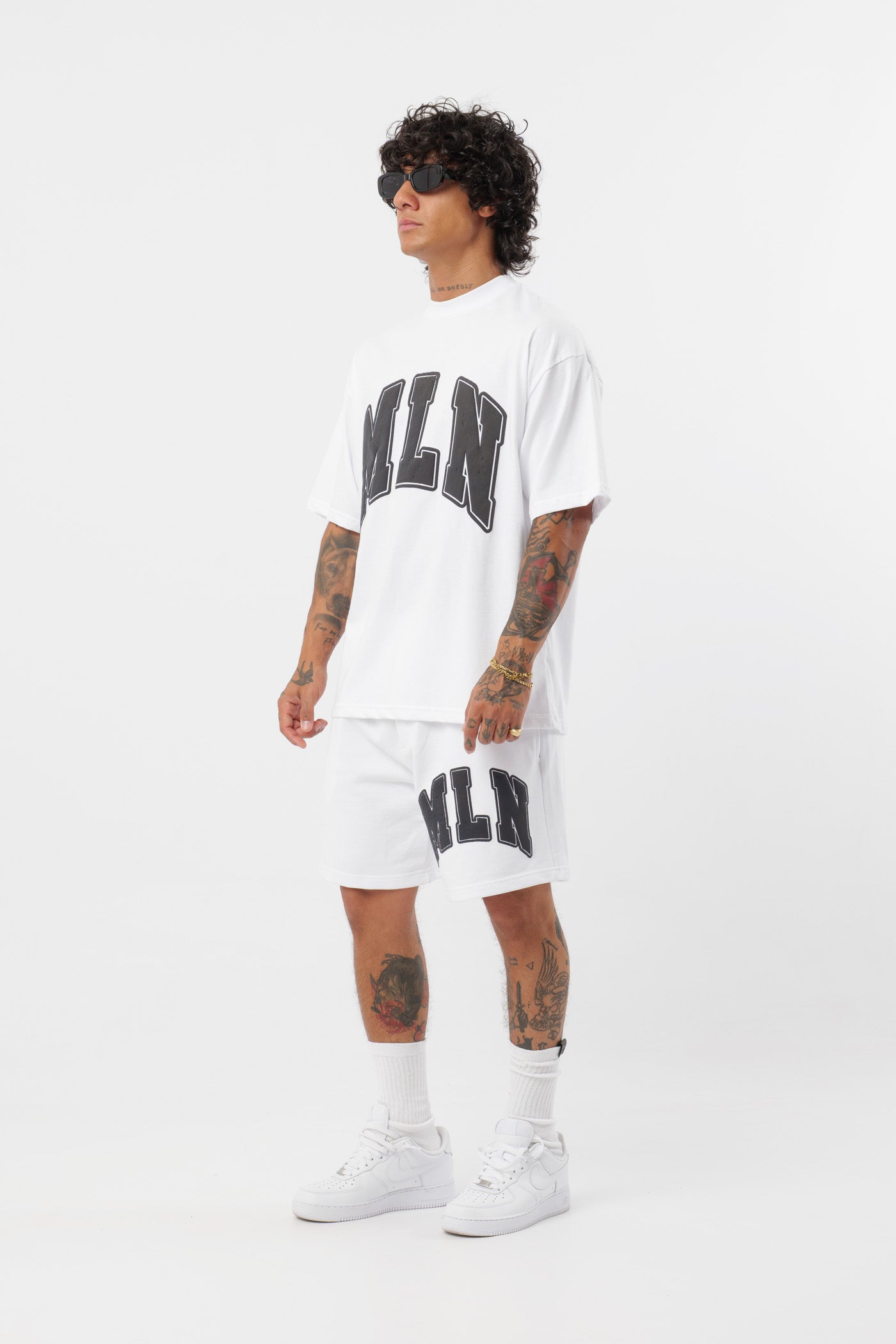 Schwarzes T-Shirt mit schwarzem Logo
