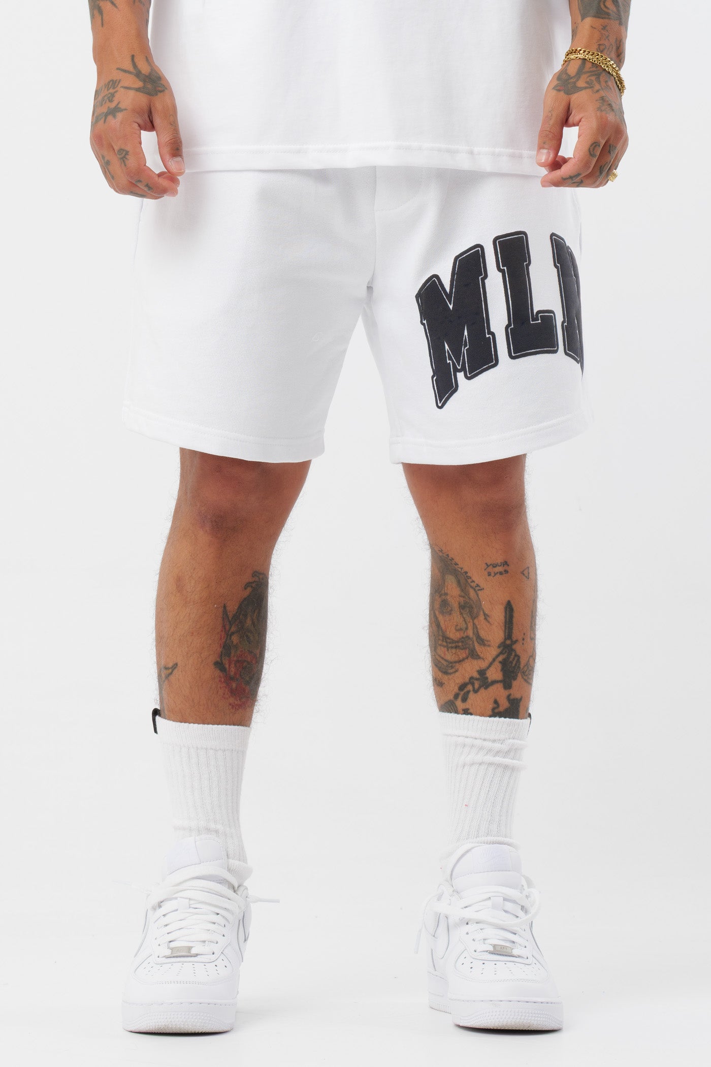 Schwarzes T-Shirt mit schwarzem Logo