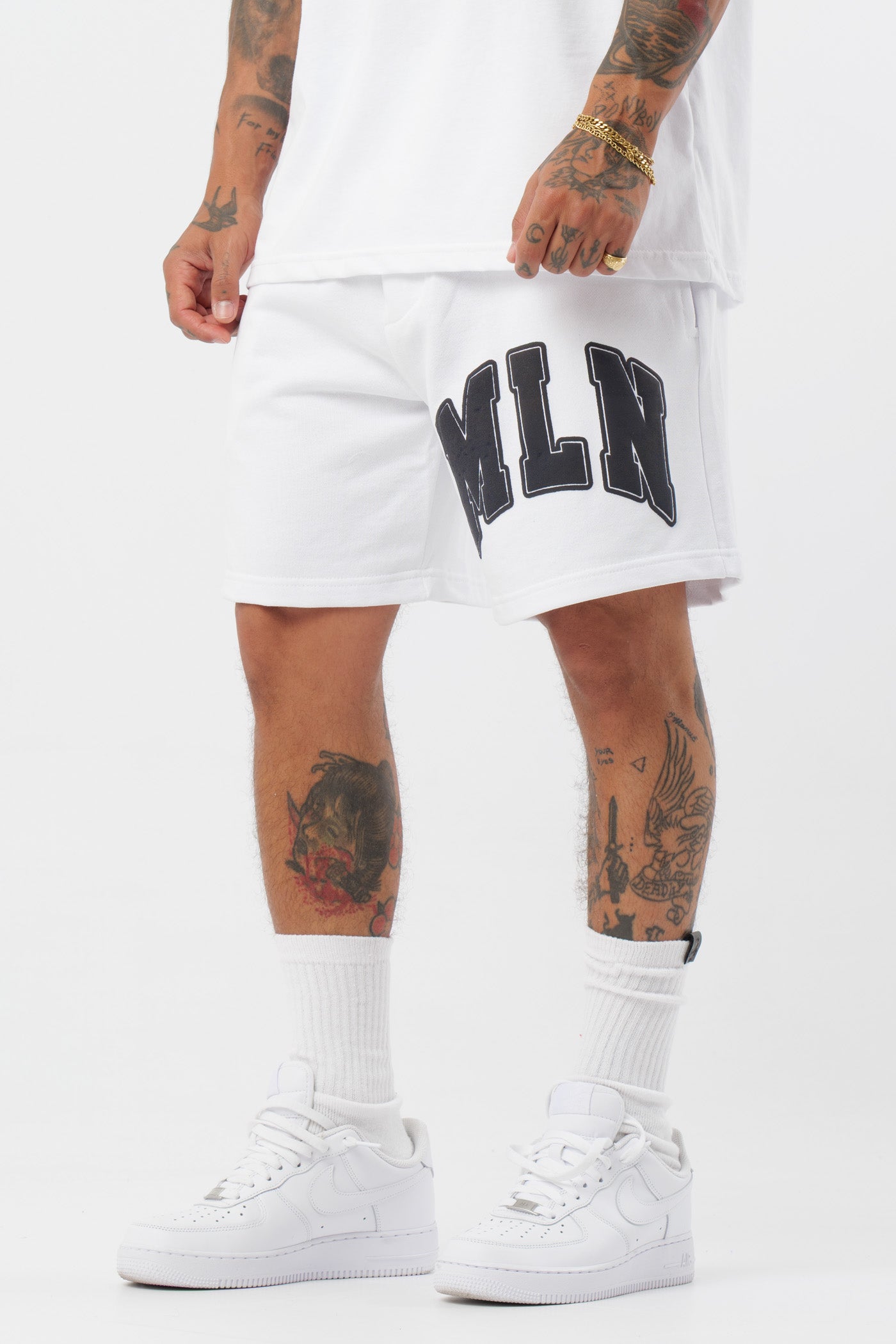 Schwarzes T-Shirt mit schwarzem Logo