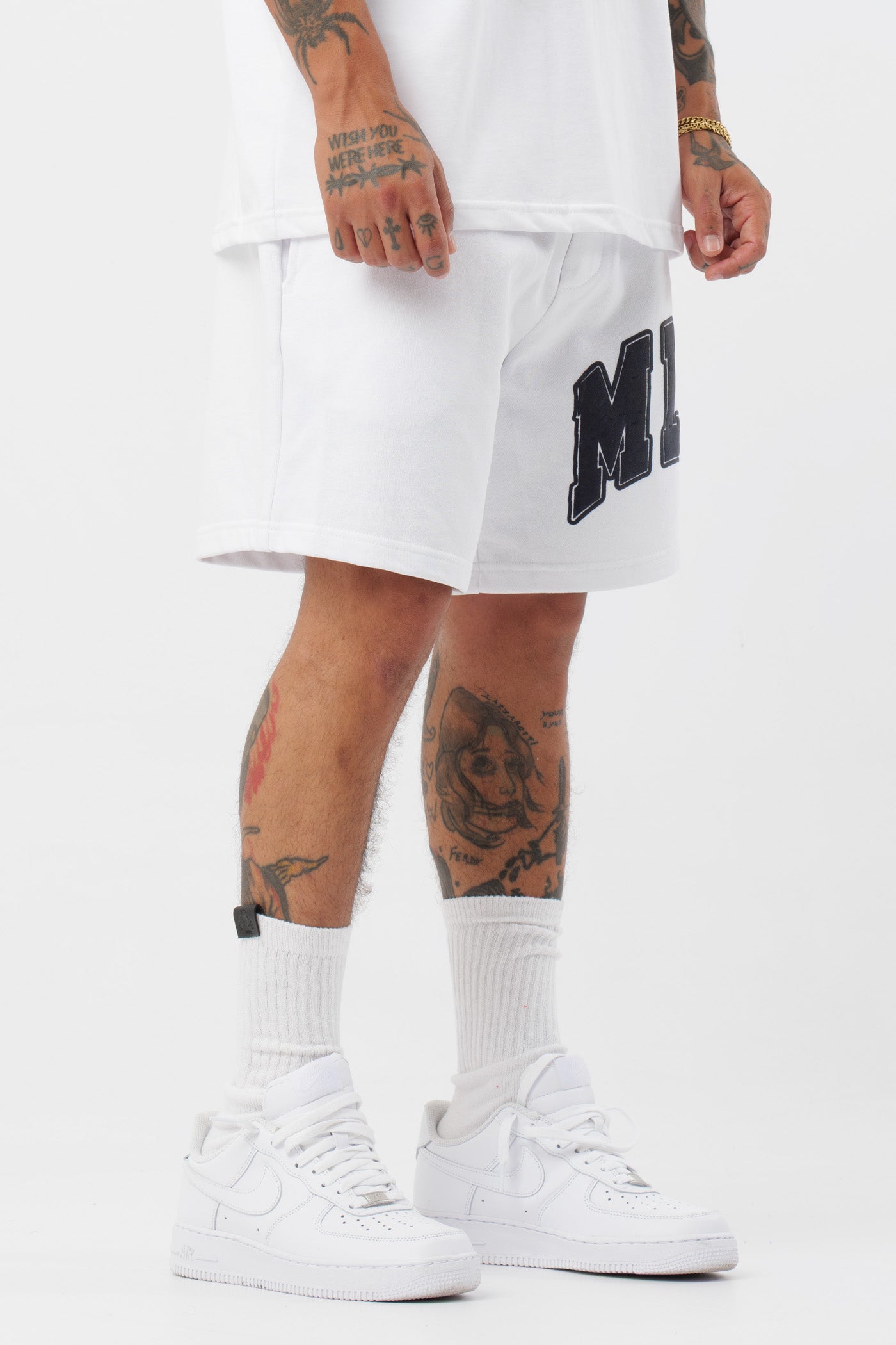 Schwarzes T-Shirt mit schwarzem Logo
