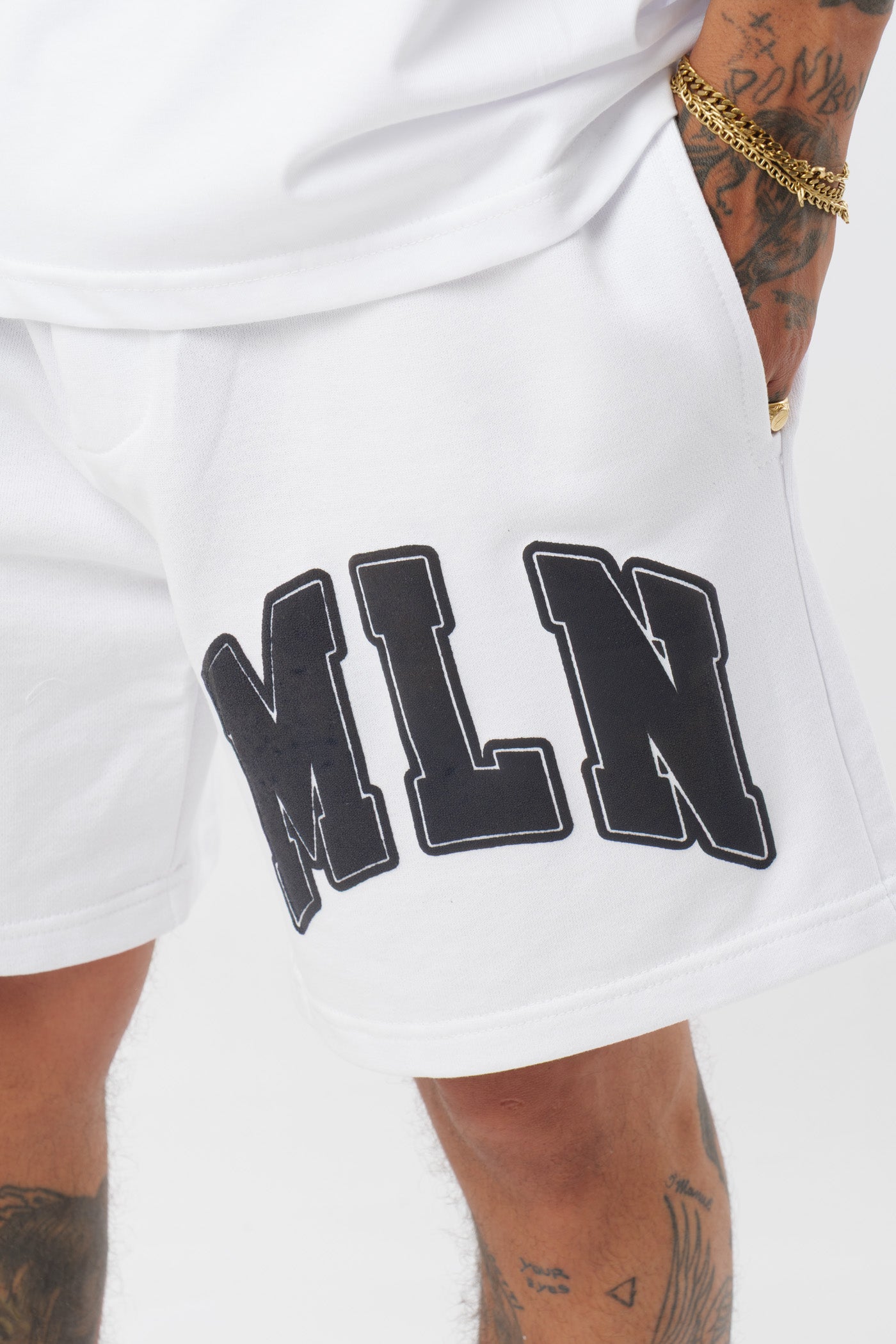 Schwarzes T-Shirt mit schwarzem Logo