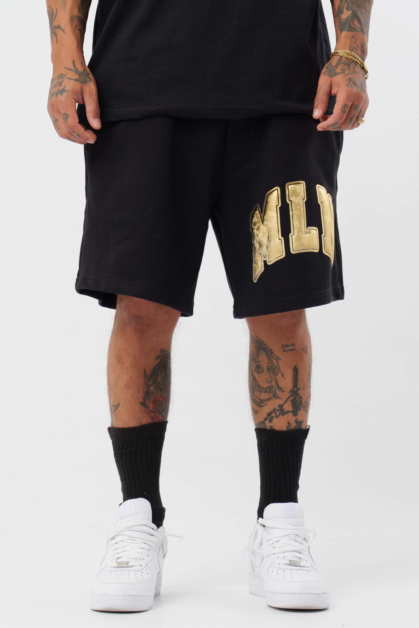 Schwarzes T-Shirt mit schwarzem Logo