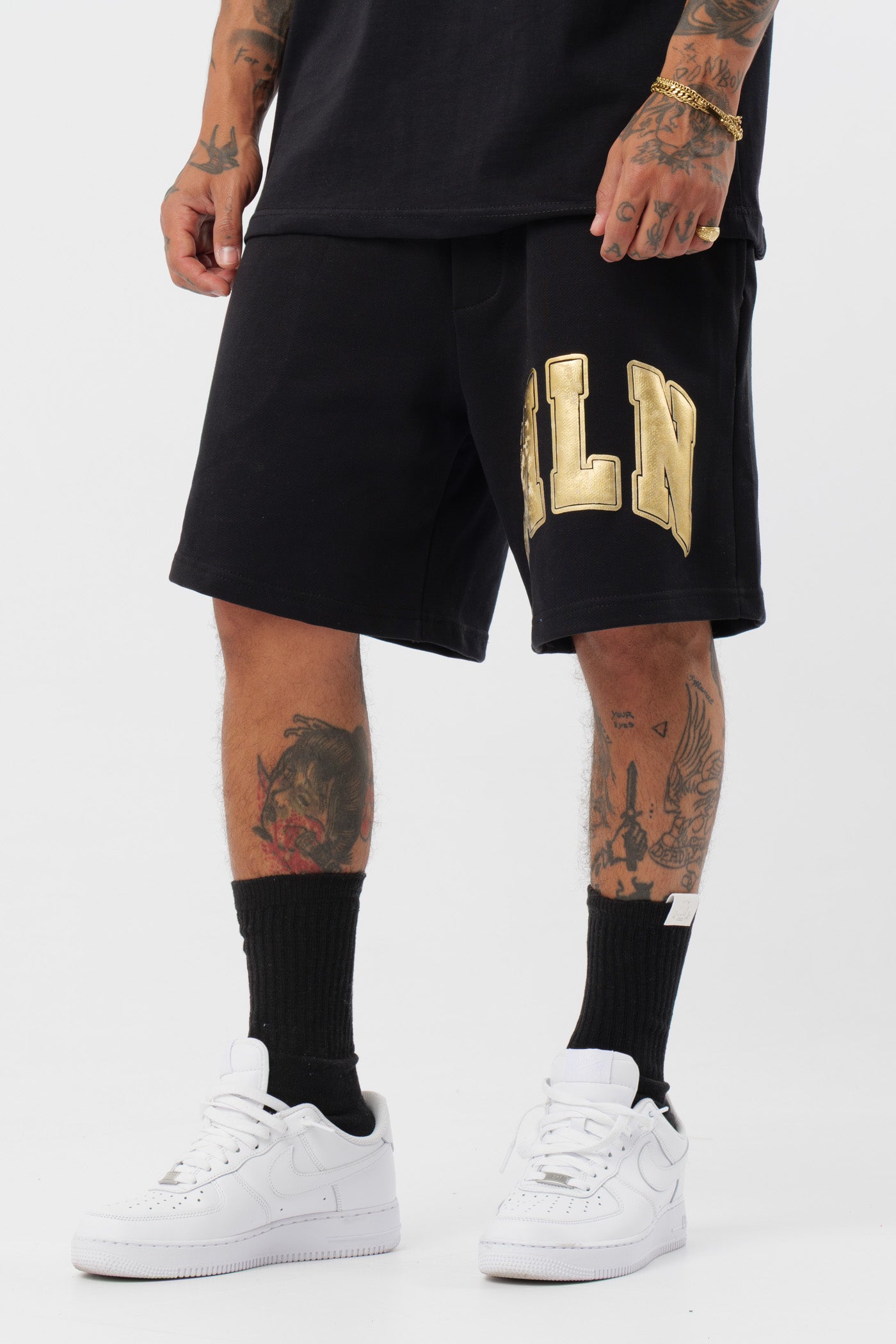 Schwarzes T-Shirt mit schwarzem Logo