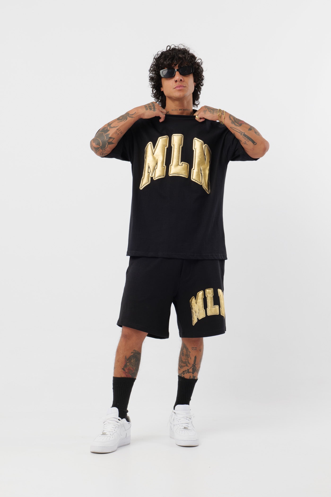 Schwarzes T-Shirt mit schwarzem Logo