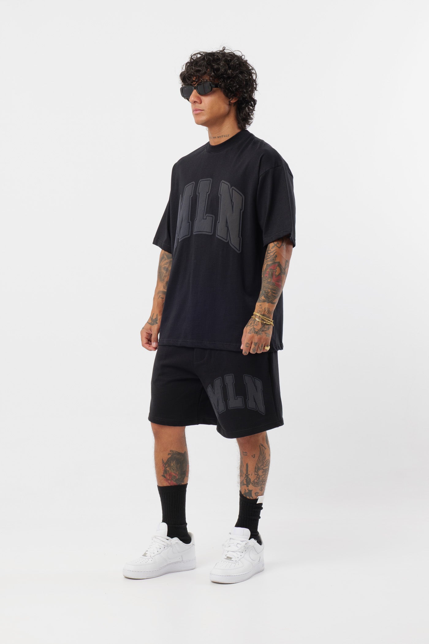 Schwarzes T-Shirt mit schwarzem Logo