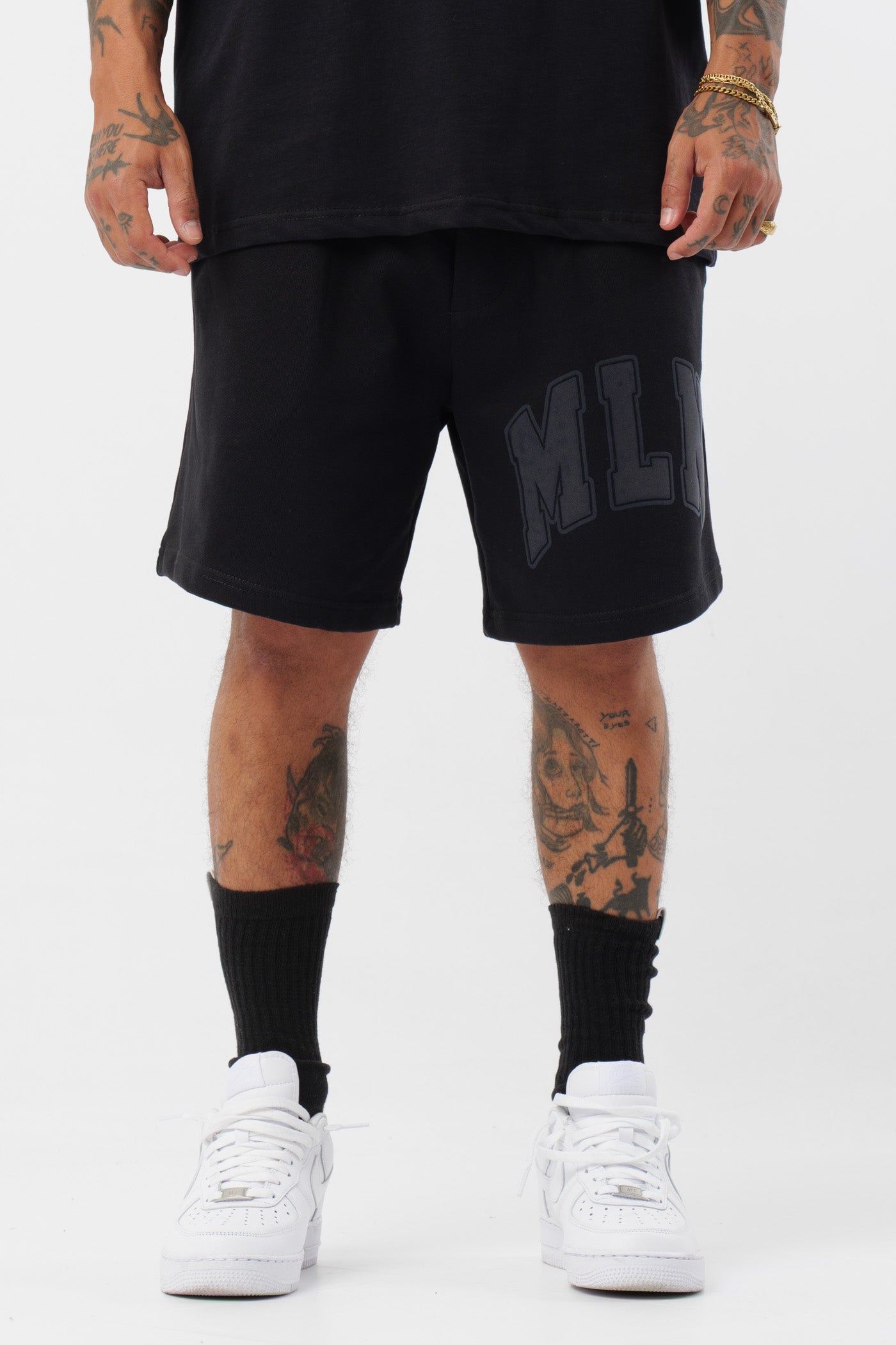 Schwarzes T-Shirt mit schwarzem Logo