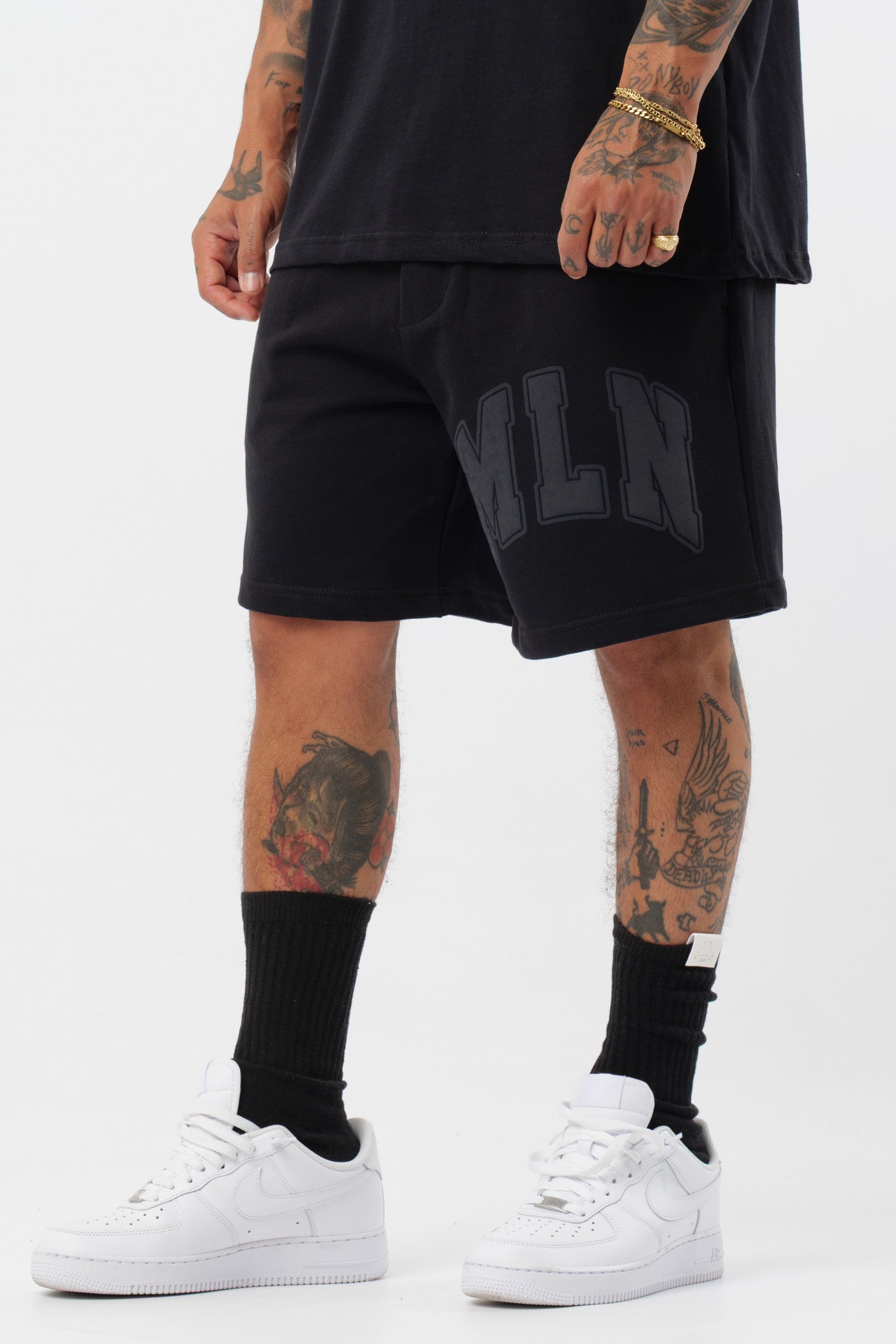 Schwarzes T-Shirt mit schwarzem Logo