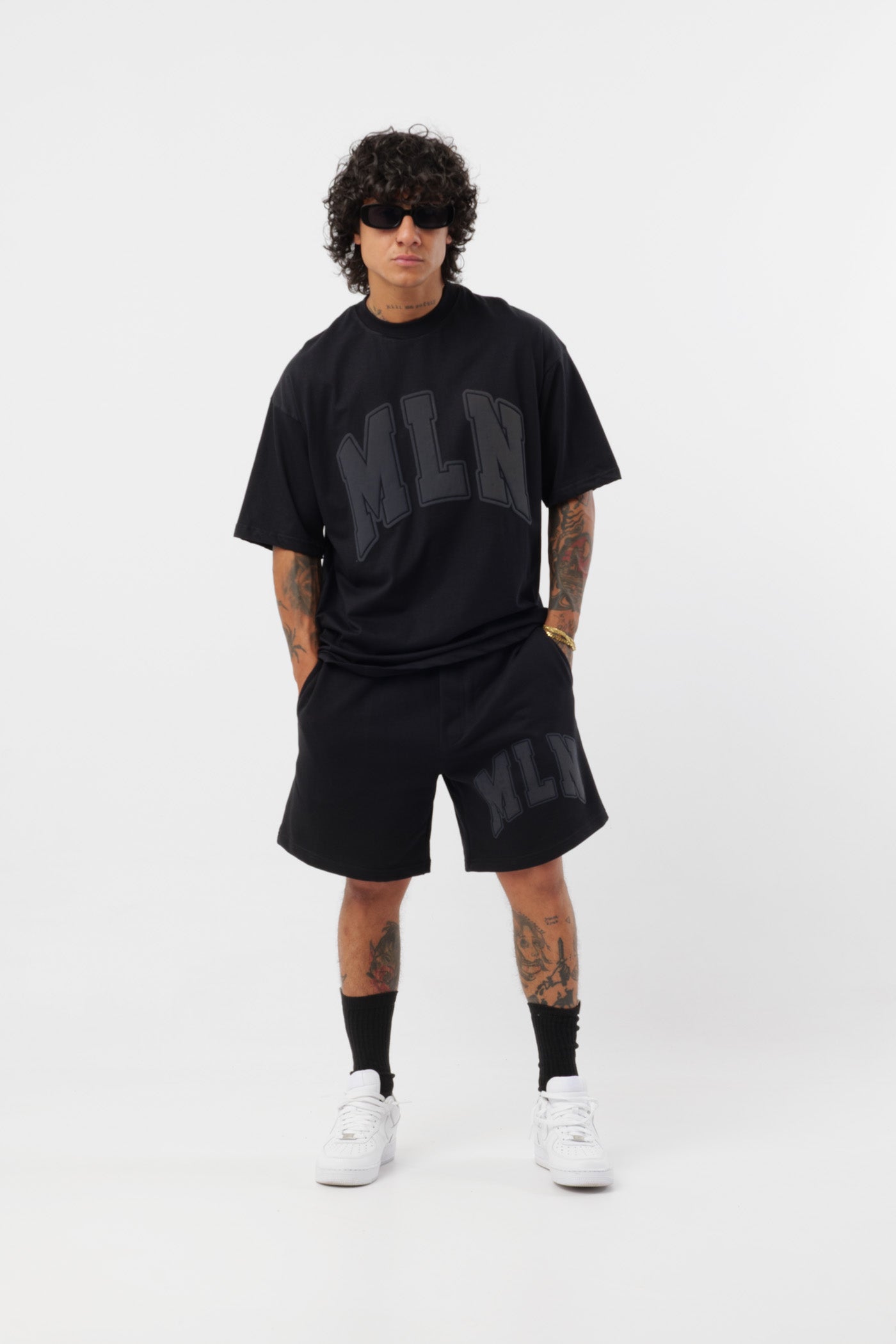 Schwarzes T-Shirt mit schwarzem Logo