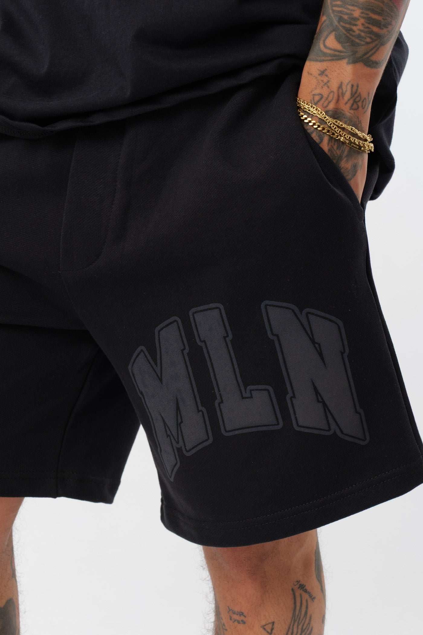 Schwarzes T-Shirt mit schwarzem Logo