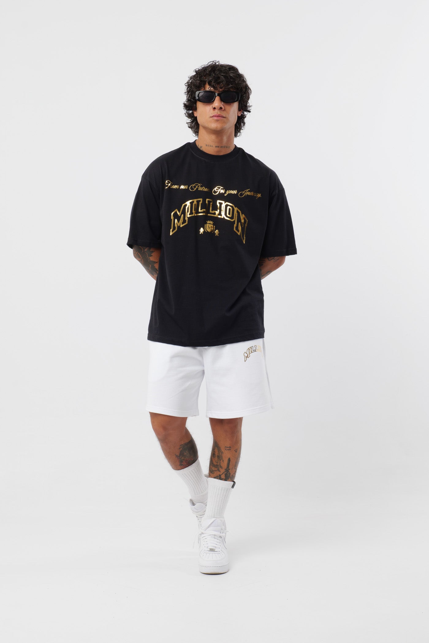 Schwarzes T-Shirt mit schwarzem Logo