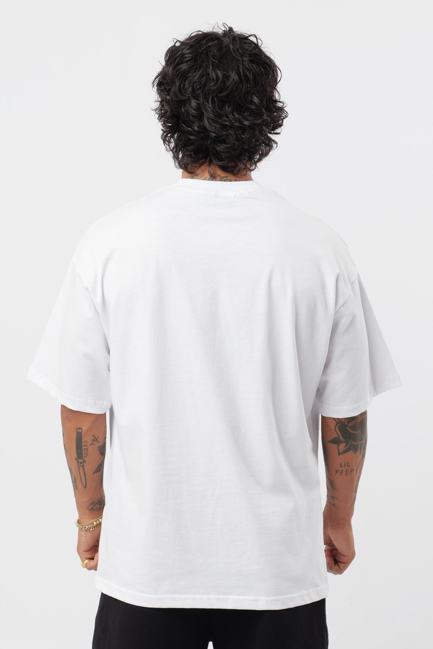 Weißes T-Shirt mit schwarzem Logo