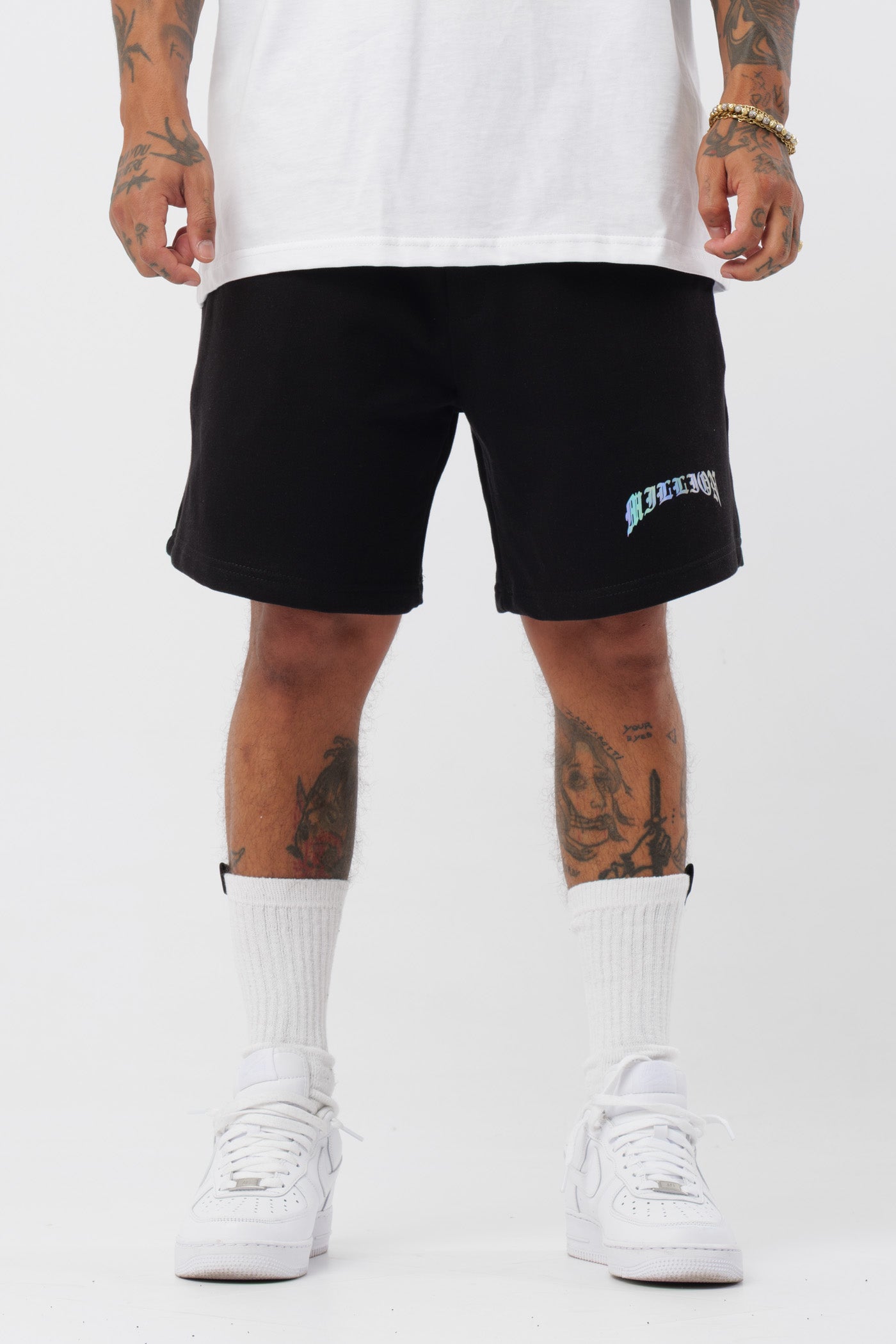 Schwarzes T-Shirt mit schwarzem Logo