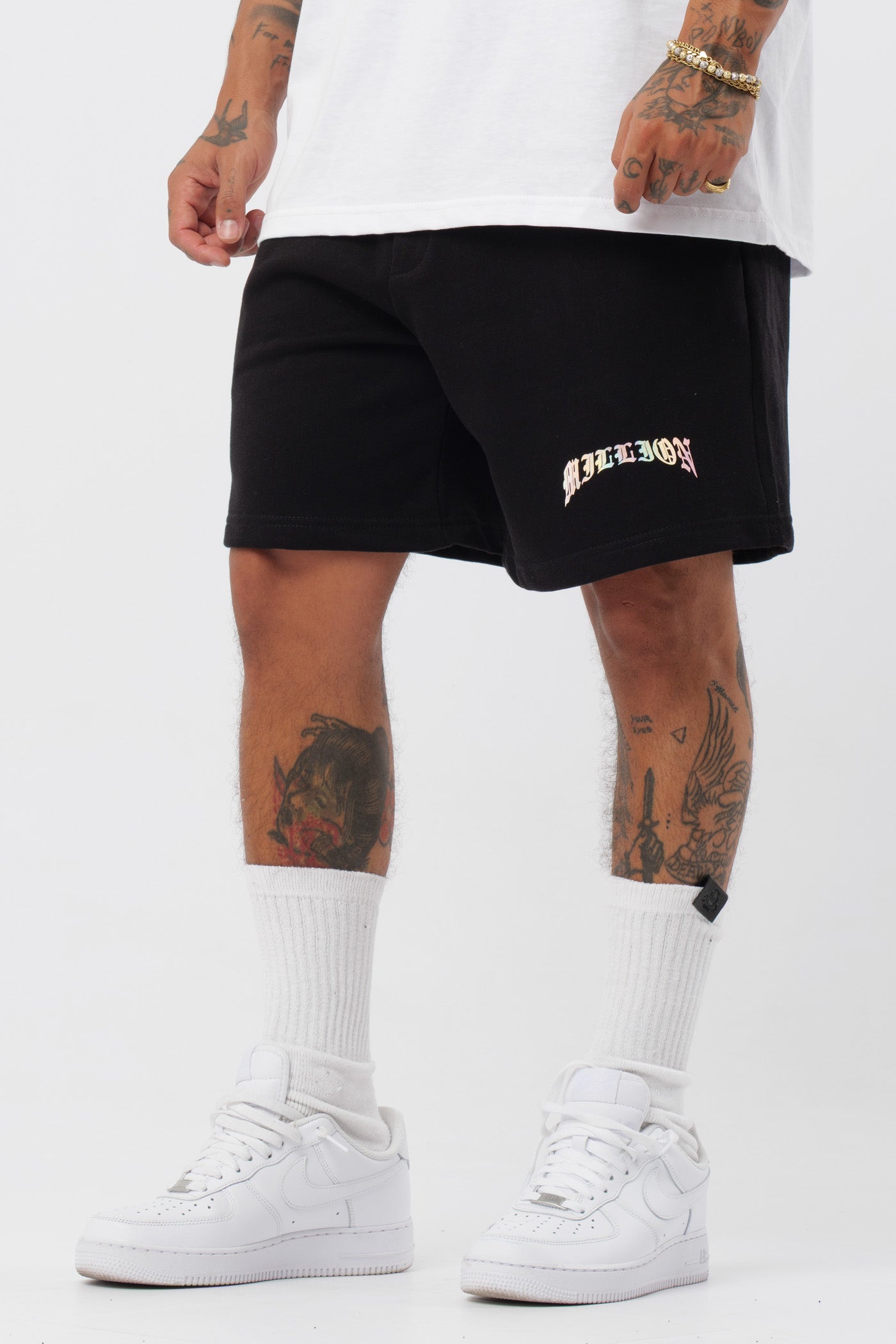 Schwarzes T-Shirt mit schwarzem Logo