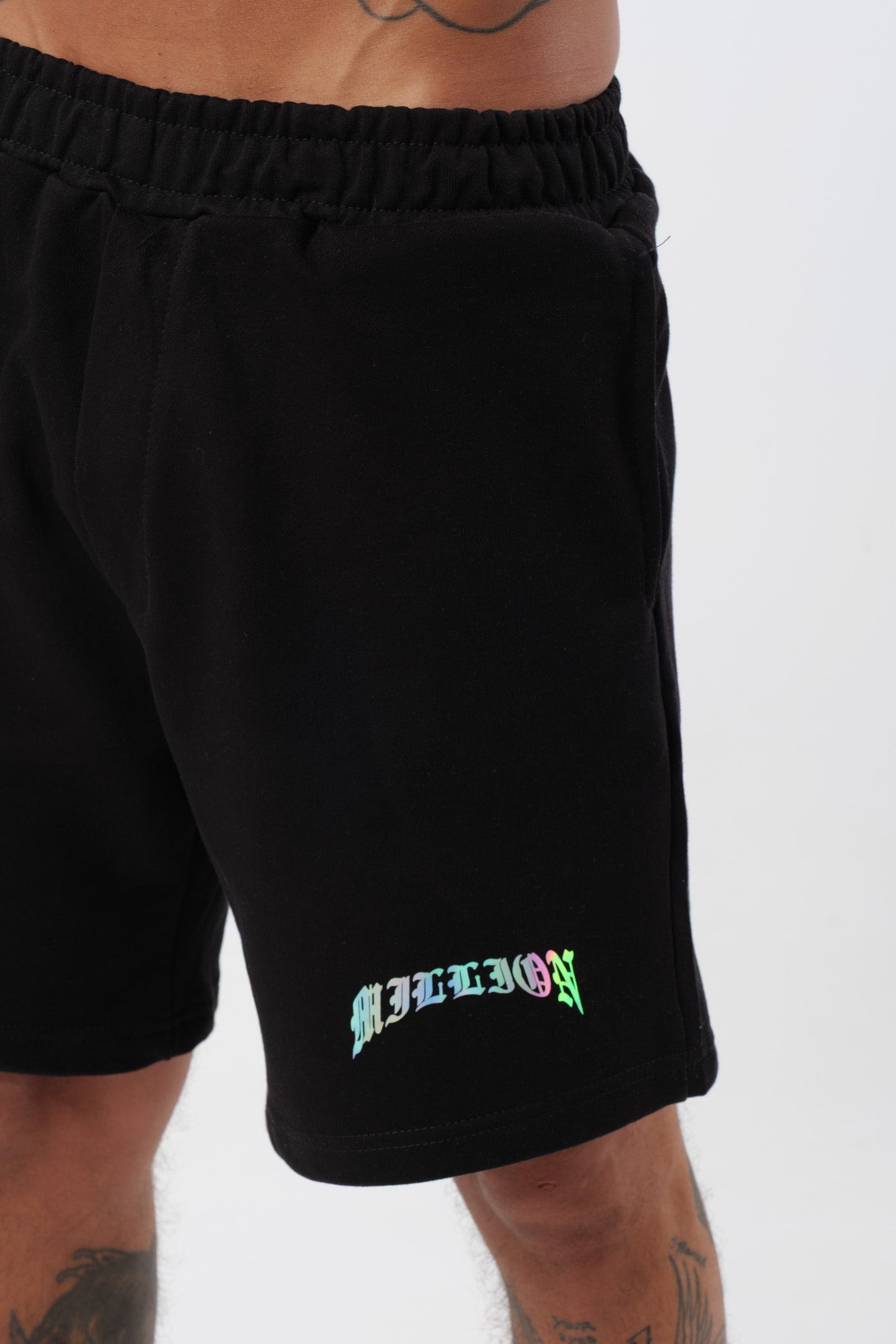 Schwarzes T-Shirt mit schwarzem Logo
