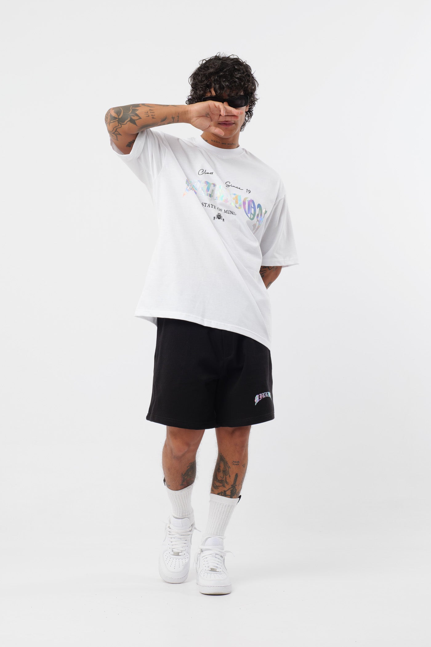 Schwarzes T-Shirt mit schwarzem Logo