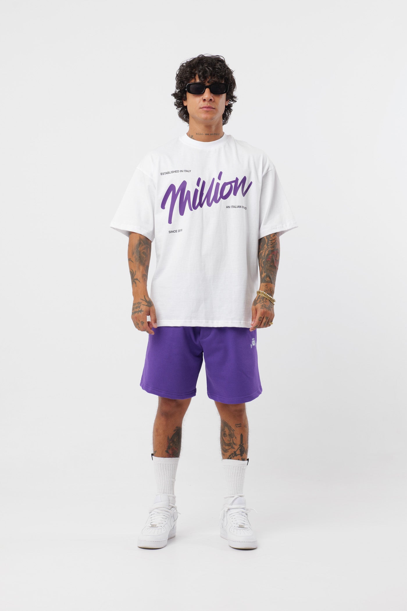 Weißes T-Shirt mit schwarzem Logo