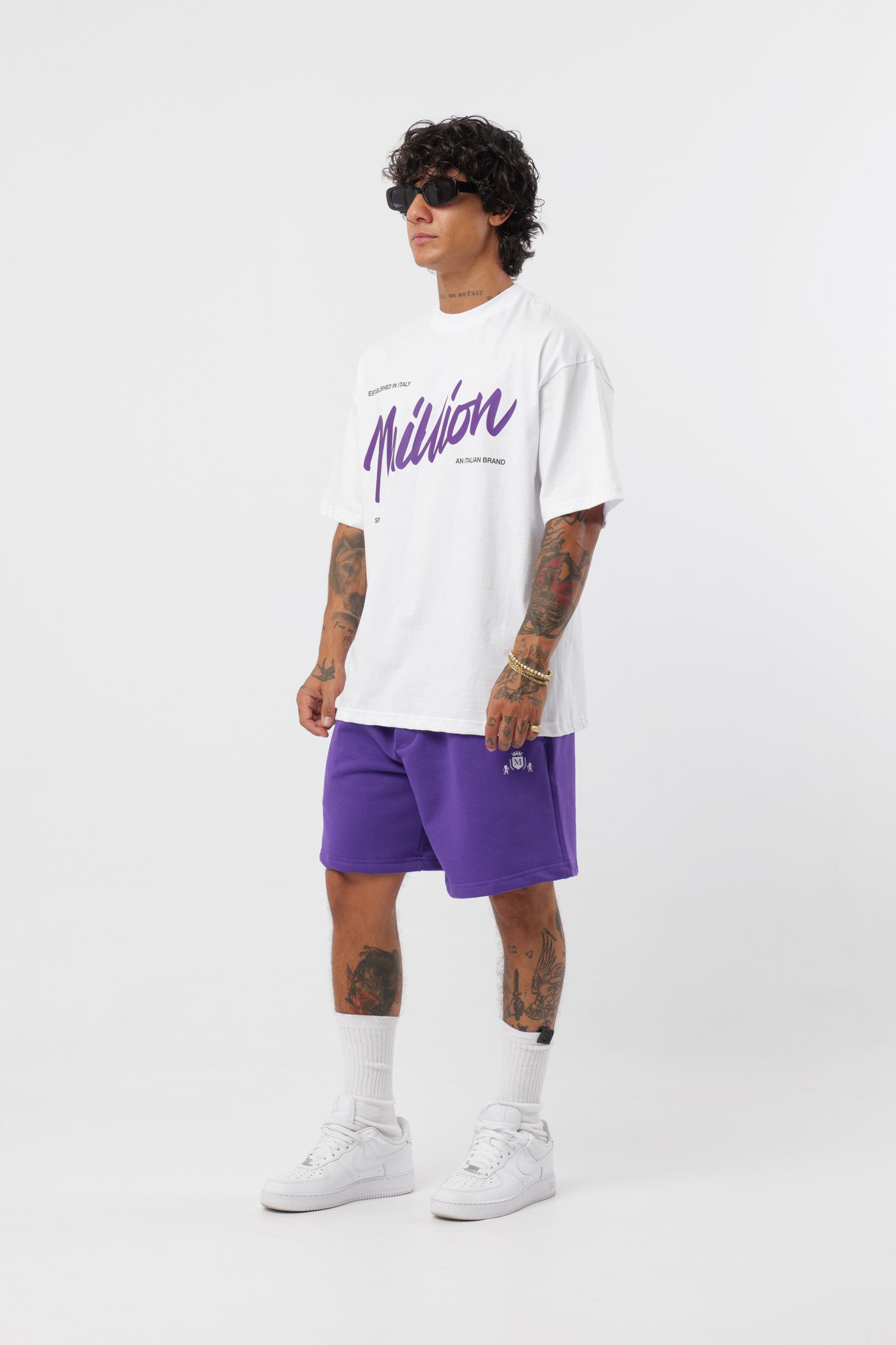 Weißes T-Shirt mit schwarzem Logo