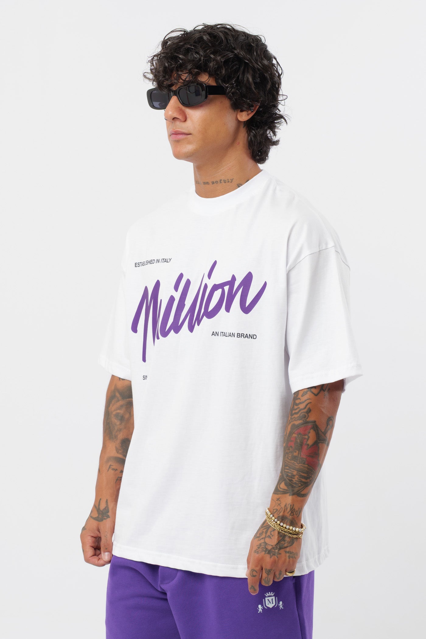 Weißes T-Shirt mit schwarzem Logo