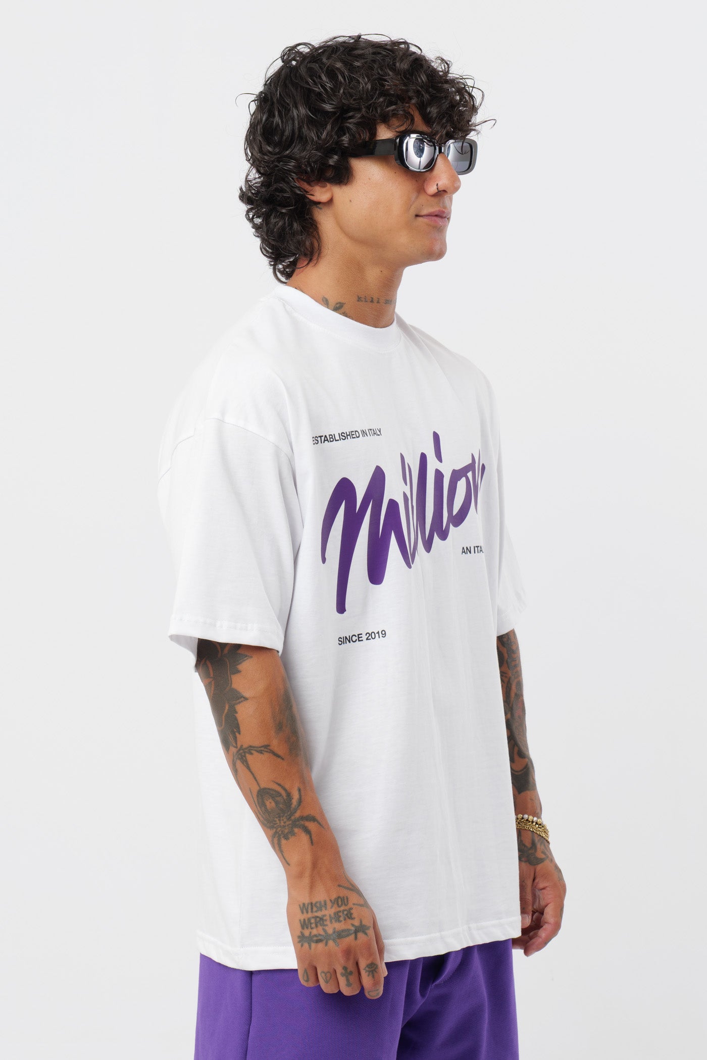 Weißes T-Shirt mit schwarzem Logo
