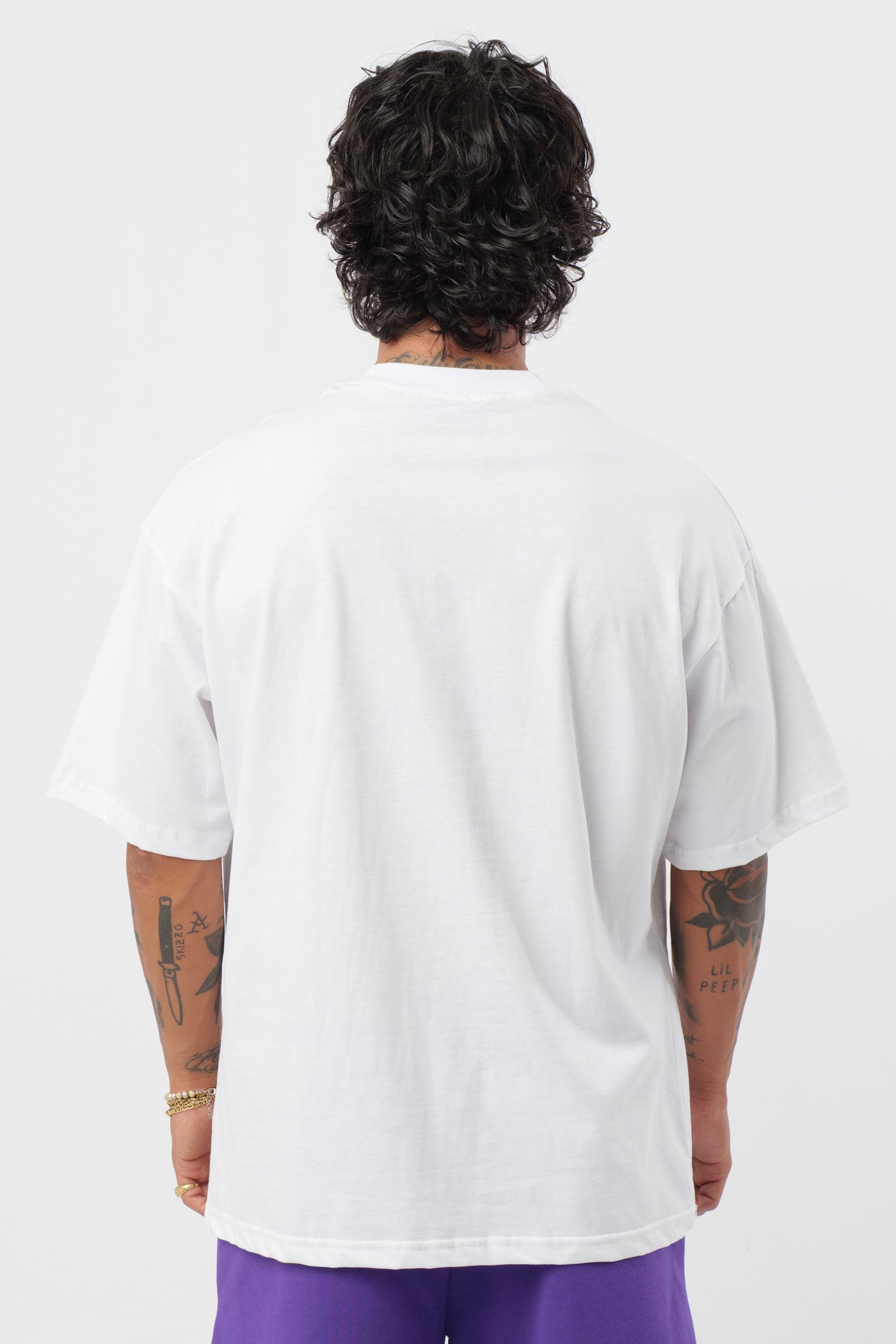 Weißes T-Shirt mit schwarzem Logo