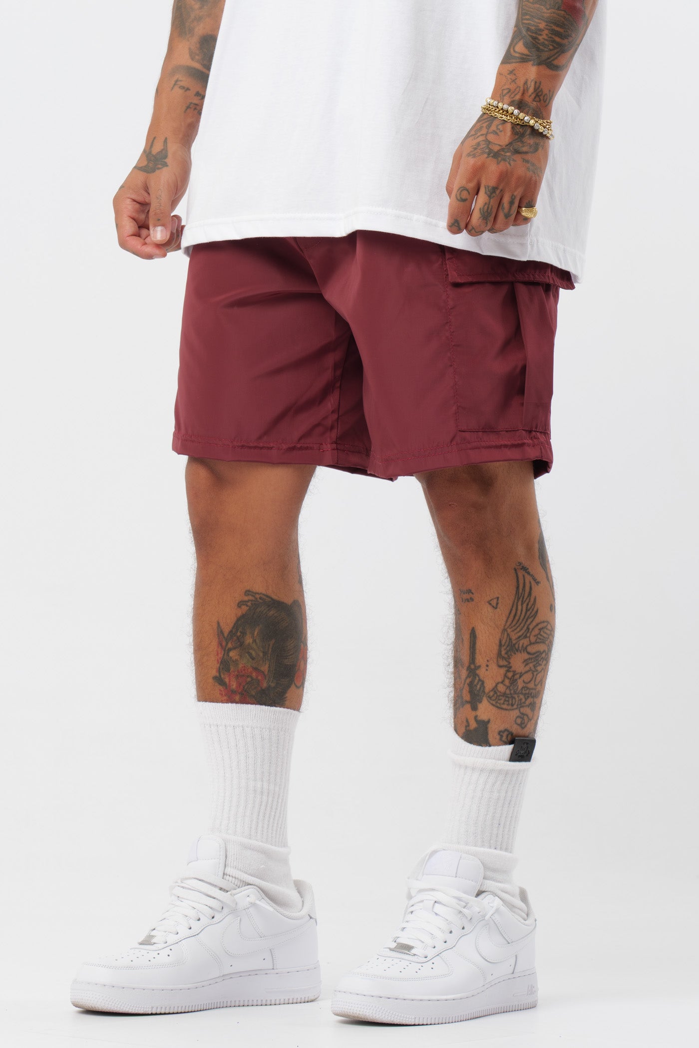 Schwarzes T-Shirt mit schwarzem Logo