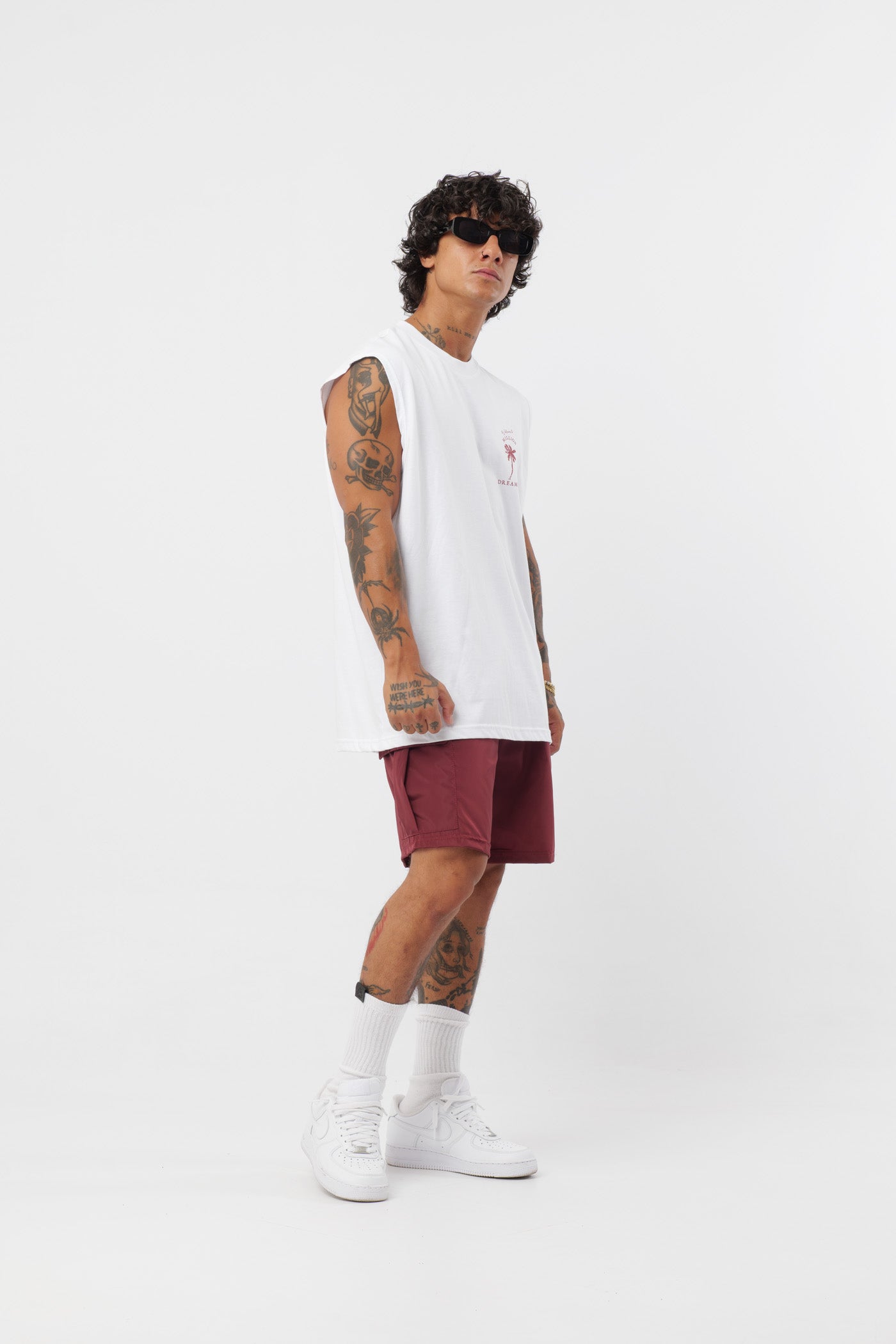 Schwarzes T-Shirt mit schwarzem Logo