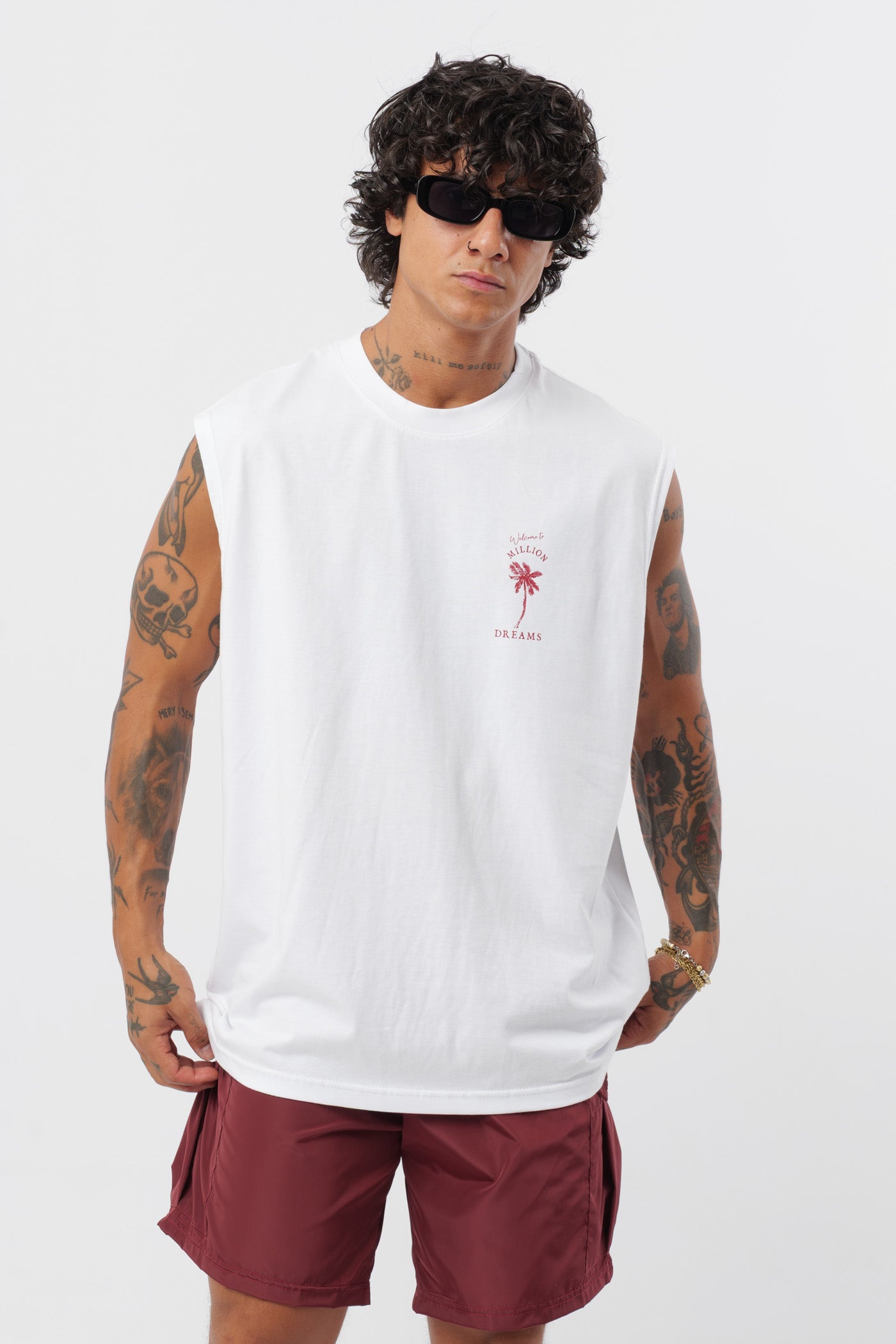 Schwarzes T-Shirt mit schwarzem Logo