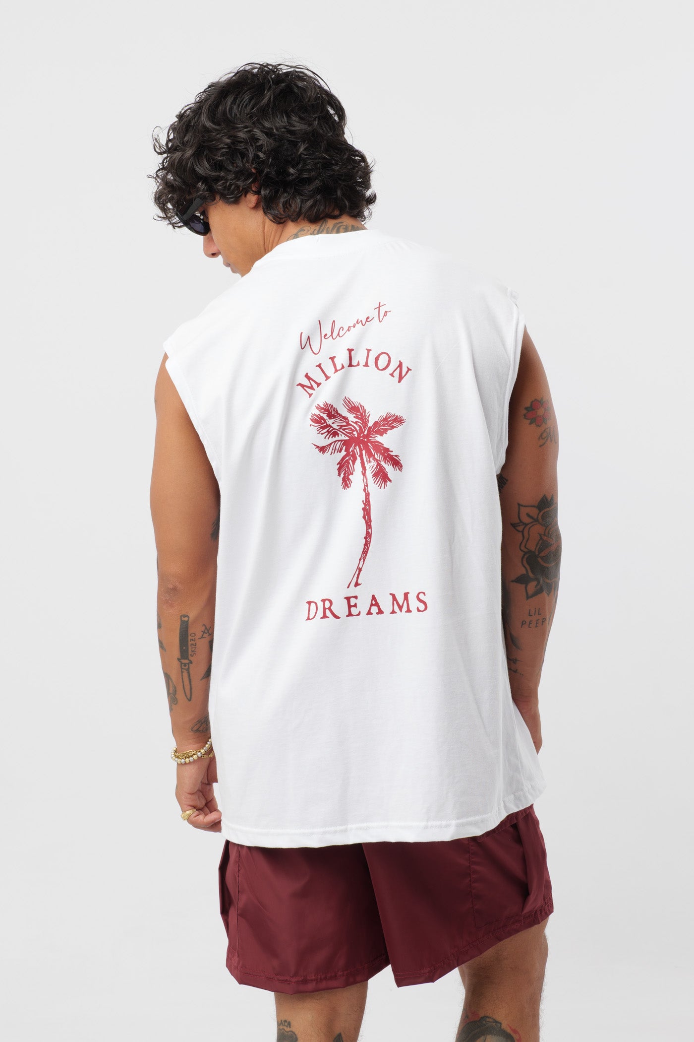 Schwarzes T-Shirt mit schwarzem Logo