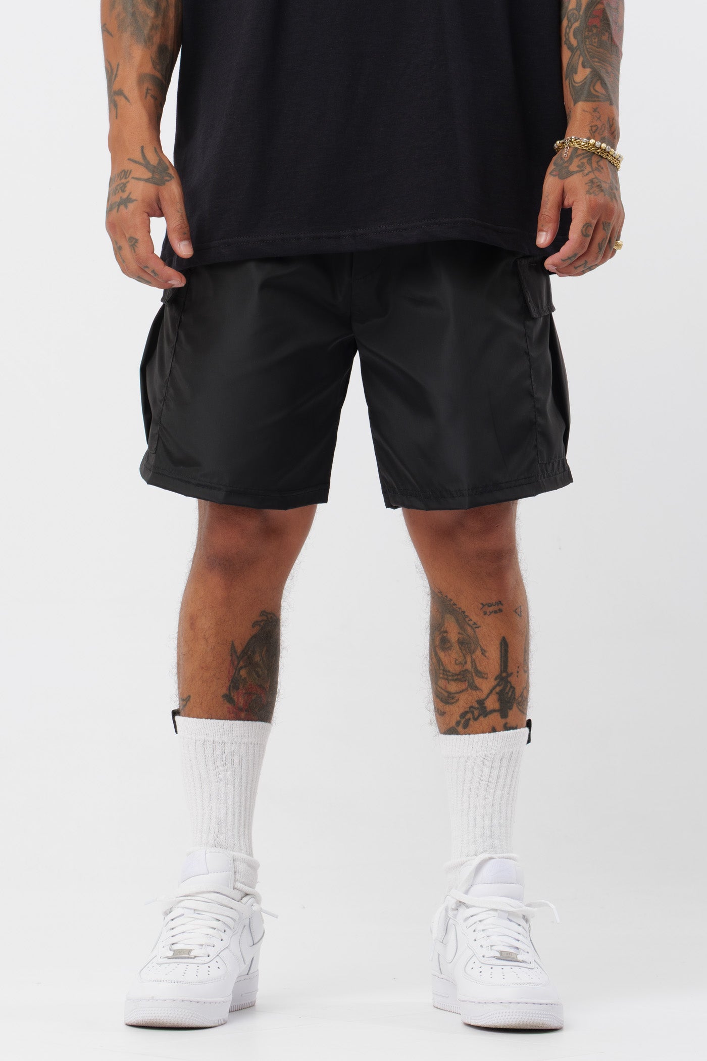 Schwarzes T-Shirt mit schwarzem Logo