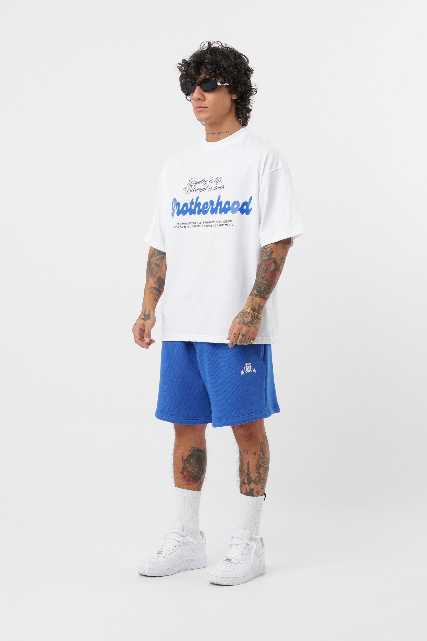 Schwarzes T-Shirt mit schwarzem Logo