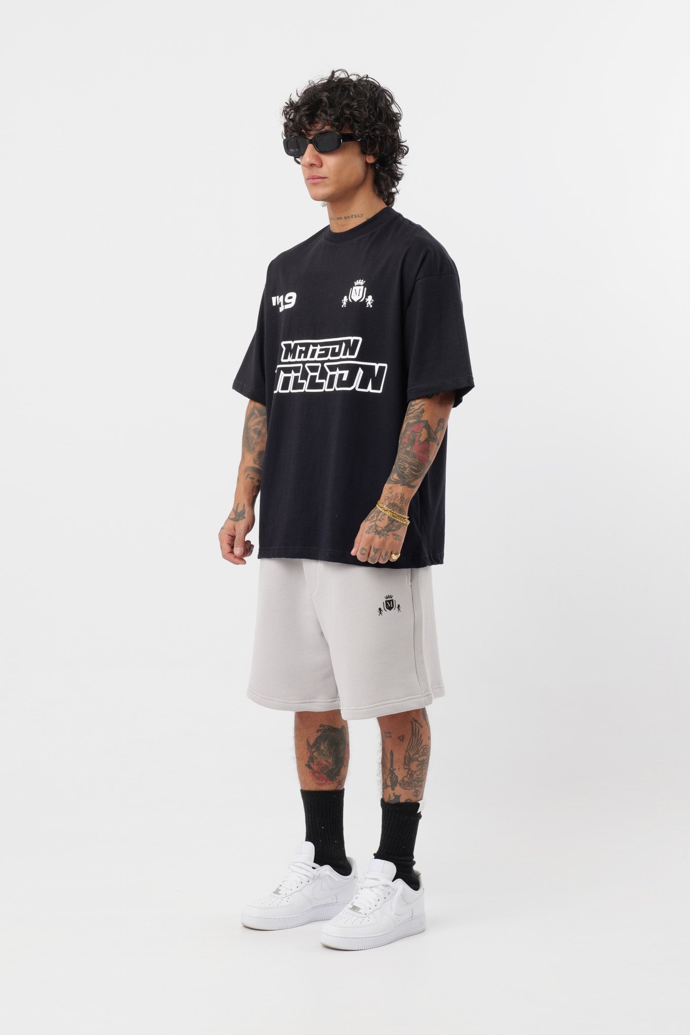 Schwarzes T-Shirt mit schwarzem Logo