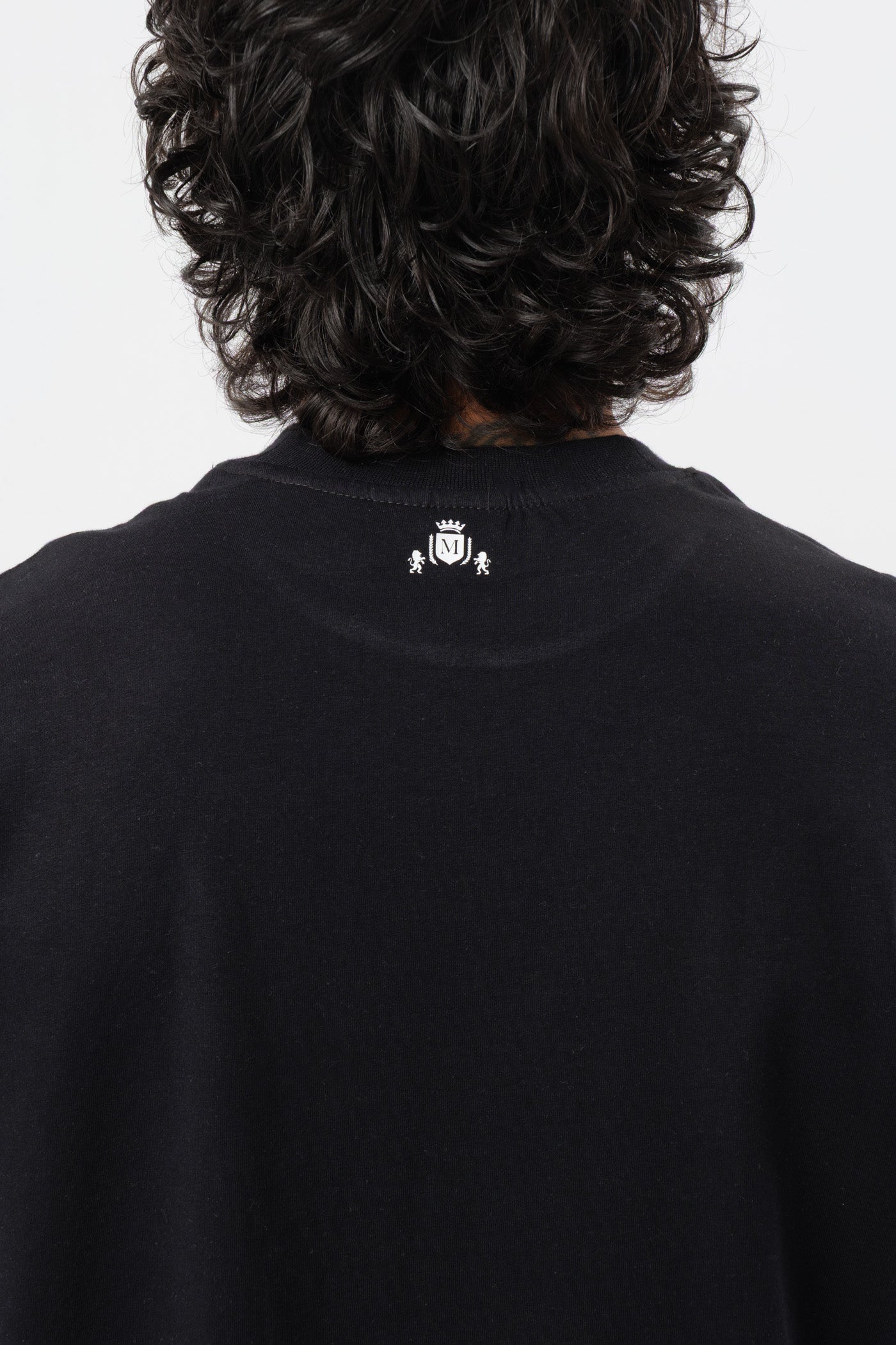 Schwarzes T-Shirt mit schwarzem Logo