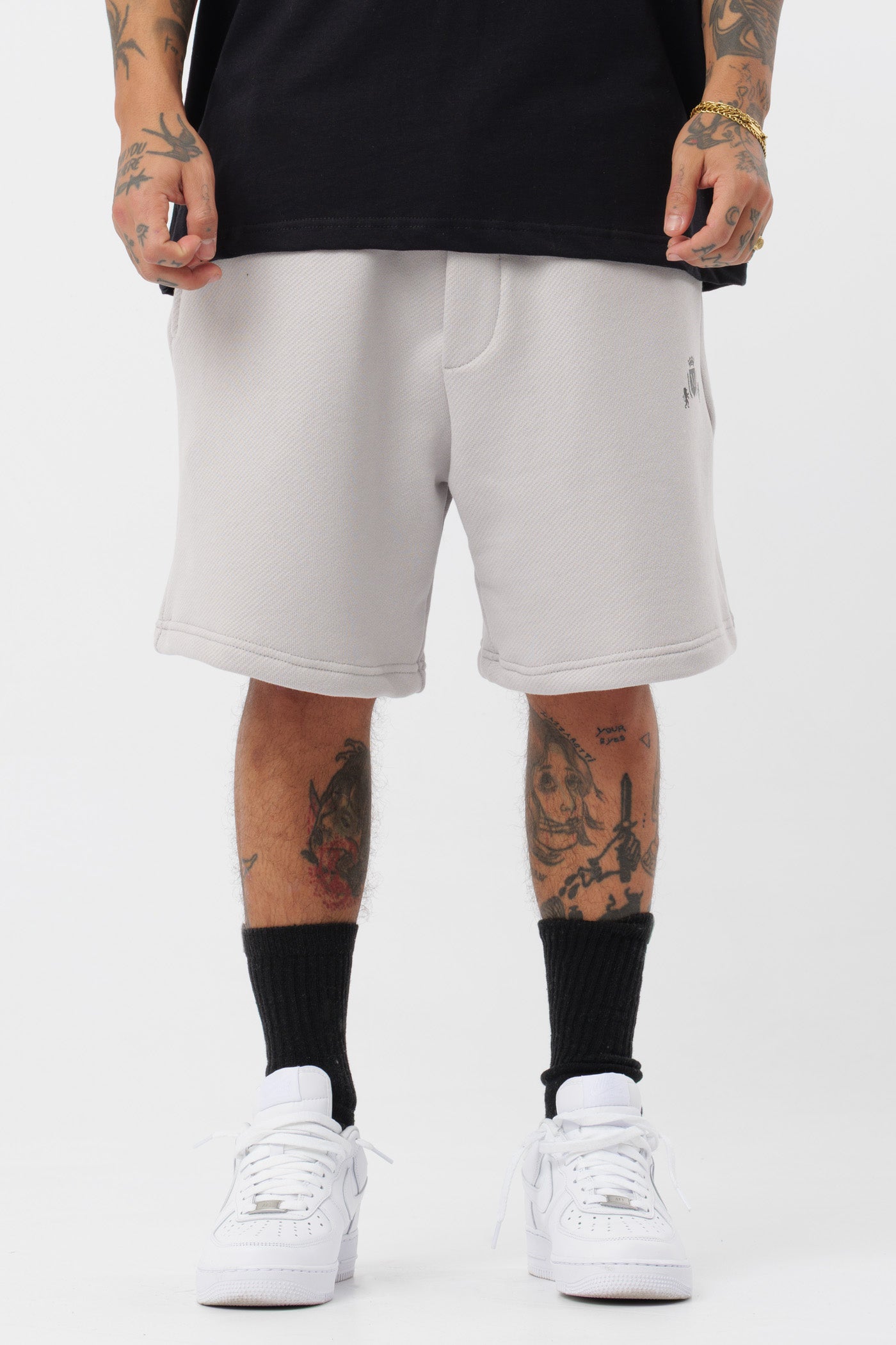Schwarzes T-Shirt mit schwarzem Logo