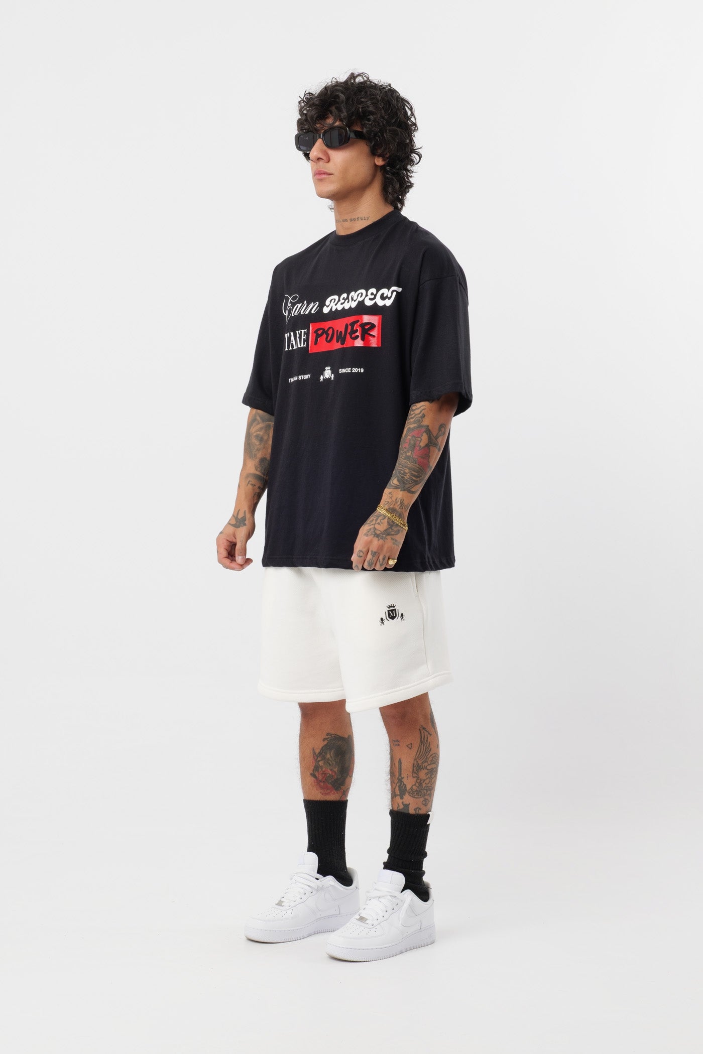 Schwarzes T-Shirt mit schwarzem Logo